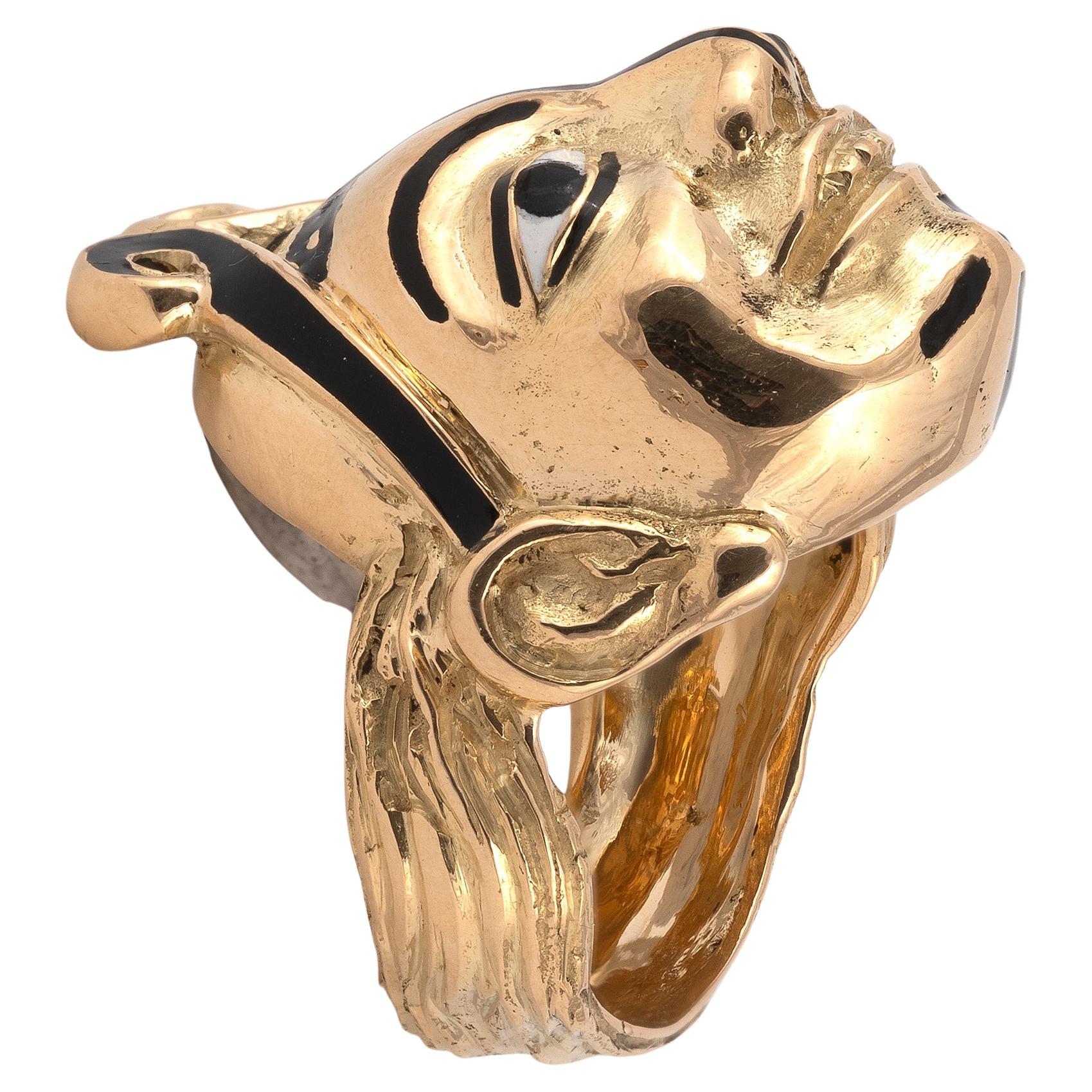 Depicting as a ‘Nuo’ mask, with a broad and friendly smiling face. Black and white enamel in 18kt yellow gold.
Size: 7
Weight: 18.85gr.
Hardly any masks appear in China’s old ‘high culture’. The performers in the renowned Peking opera are mainly