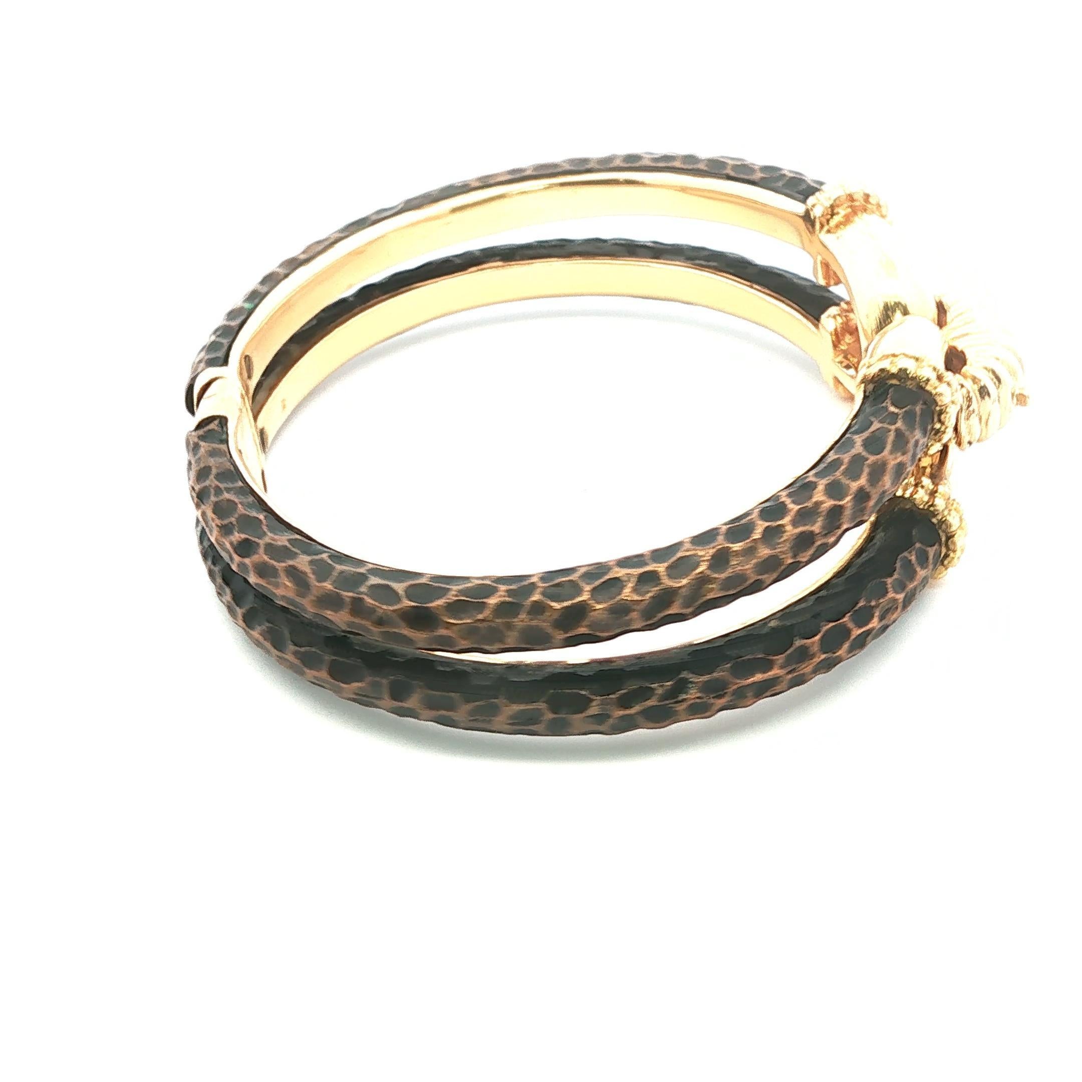 Pulsera Airain de Boucheron
Oro amarillo de 18 quilates y bronce, firmado Boucheron, marca del fabricante,
inscrita Or 750 Airain numerada 3577 y sellos franceses
Francia, hacia 1980
68,8 gr.