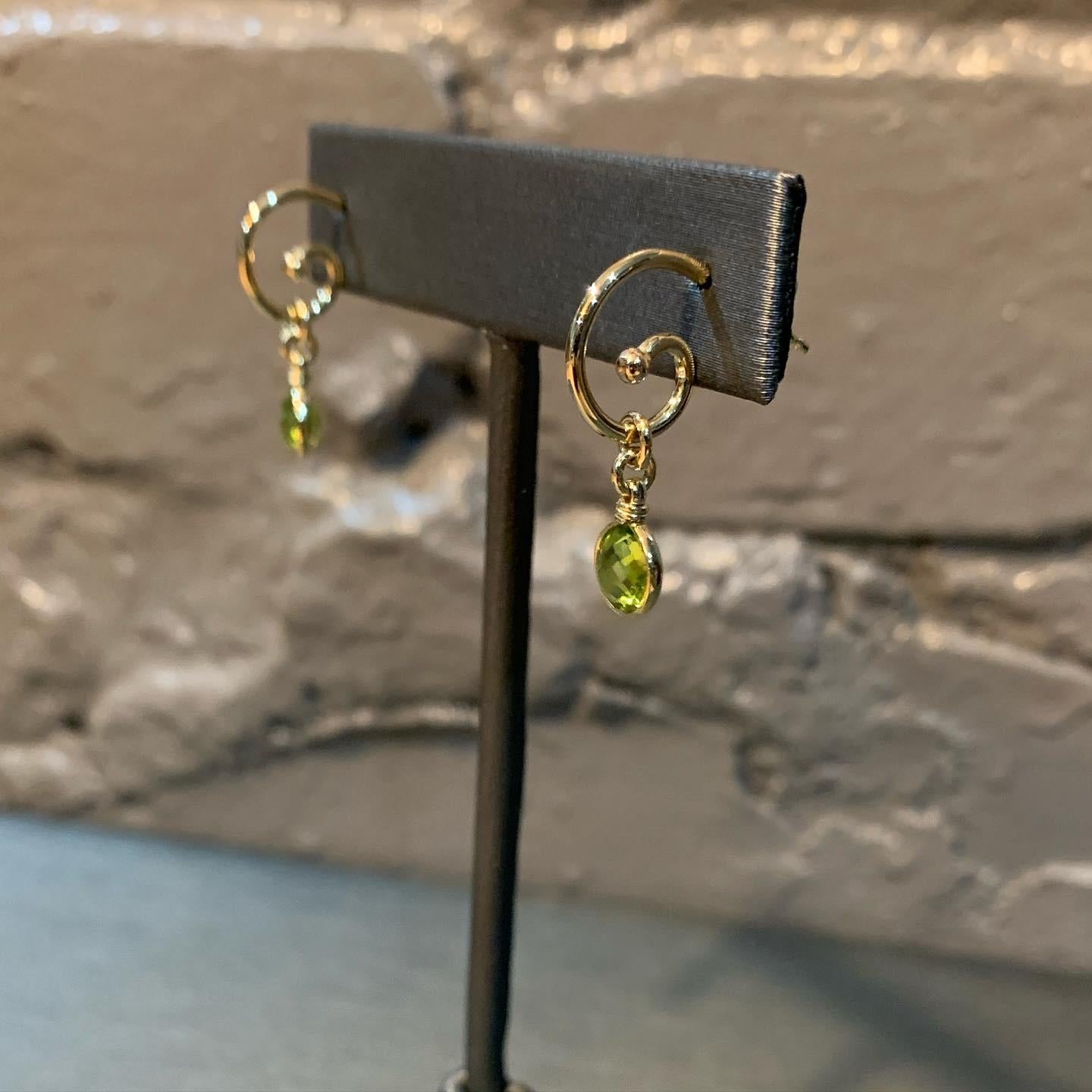 18k yellow gold and checkerboard cut peridot hoop and dangle earrings In New Condition In Seattle, WA