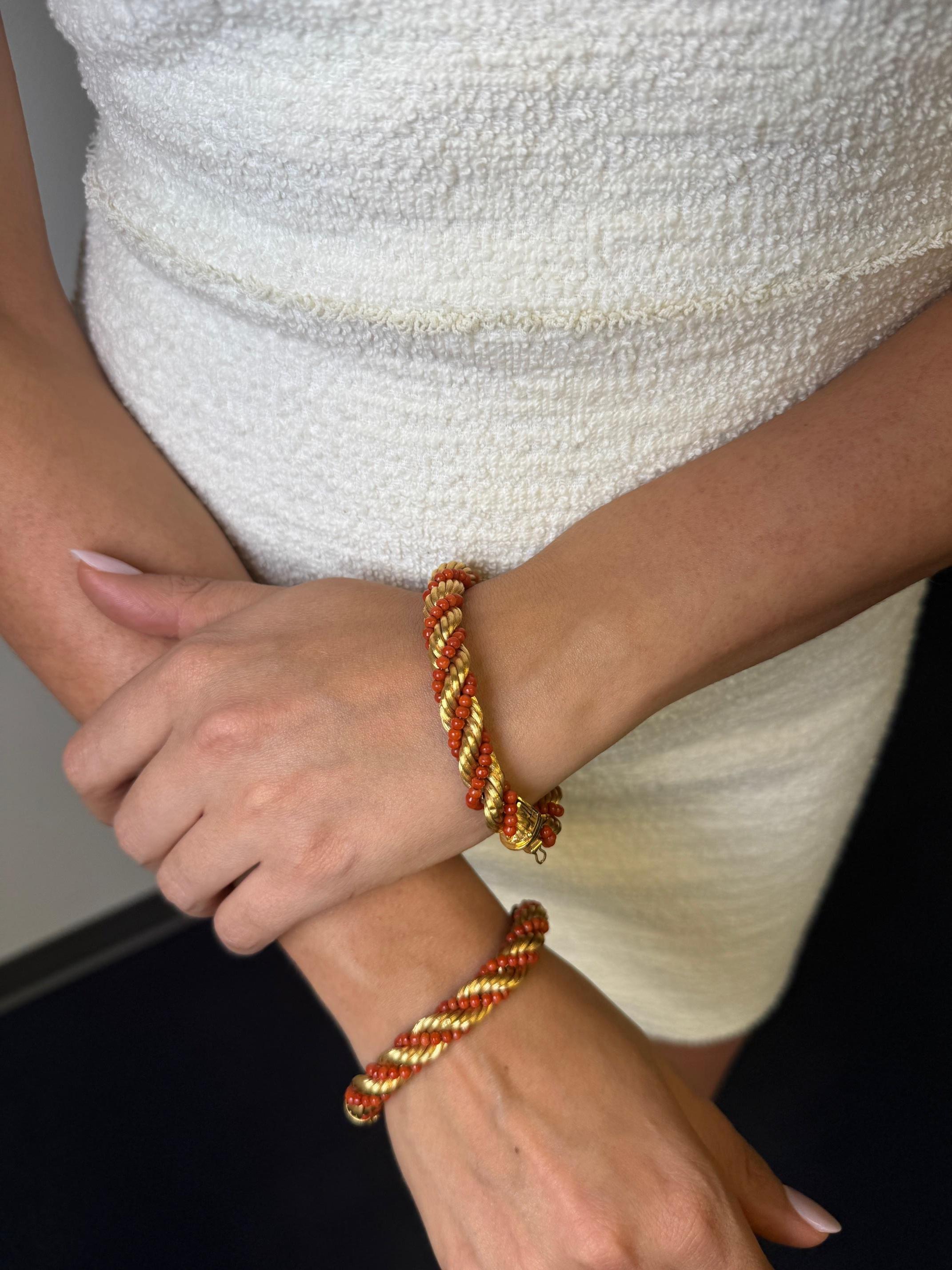 Collier/bracelet convertible en or jaune 18 carats et perles de corail en vente 7