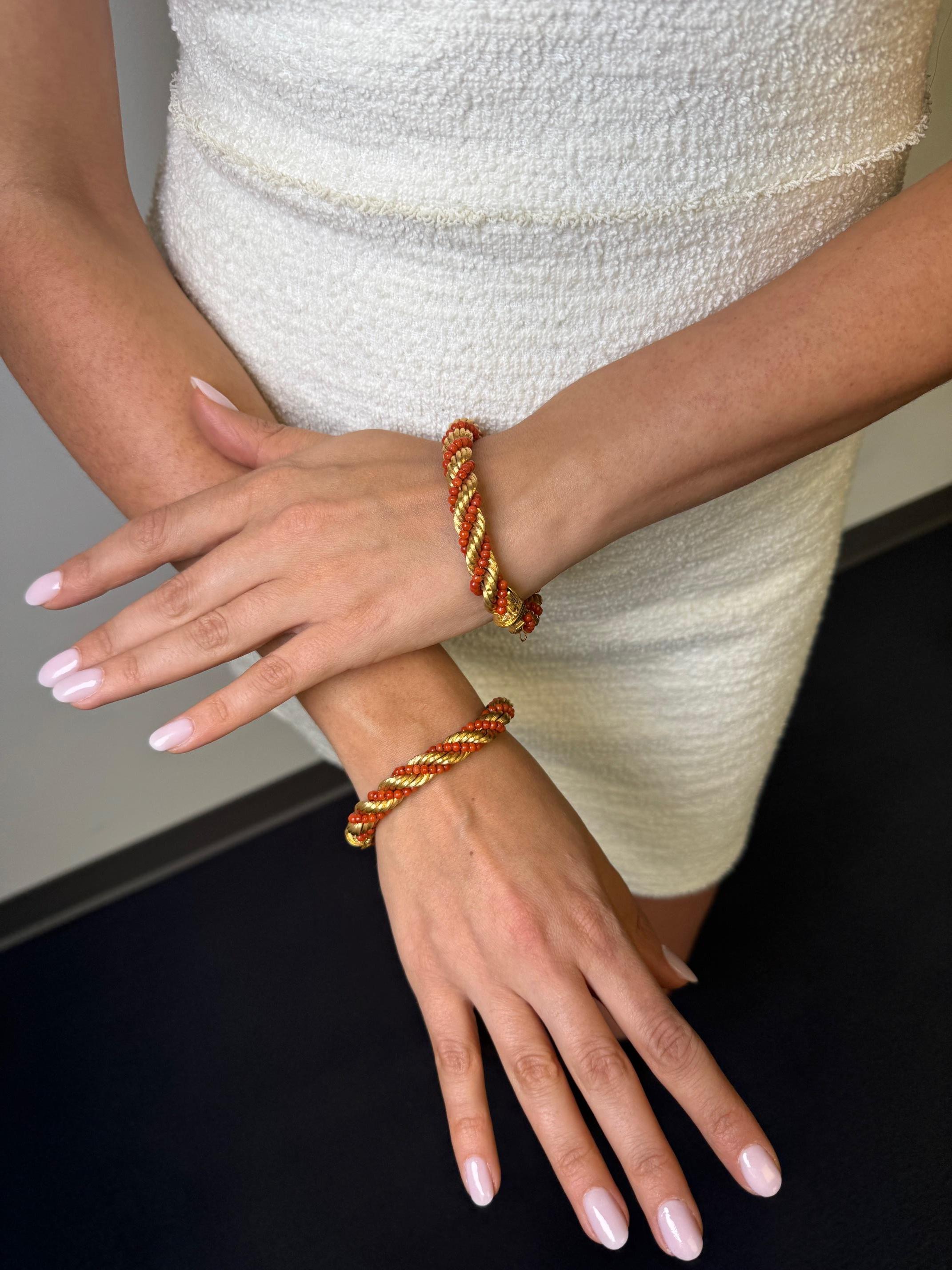 Collier/bracelet convertible en or jaune 18 carats et perles de corail en vente 9