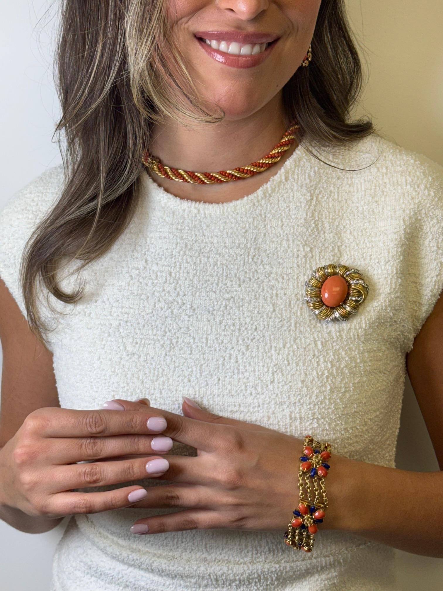 Pièce vintage audacieuse au design de corde torsadée, ce collier en or jaune 18 carats est richement rehaussé de perles de corail rouge tissées tout au long du collier. Ingénieux, ce bracelet se sépare en deux bracelets assortis grâce à des fermoirs