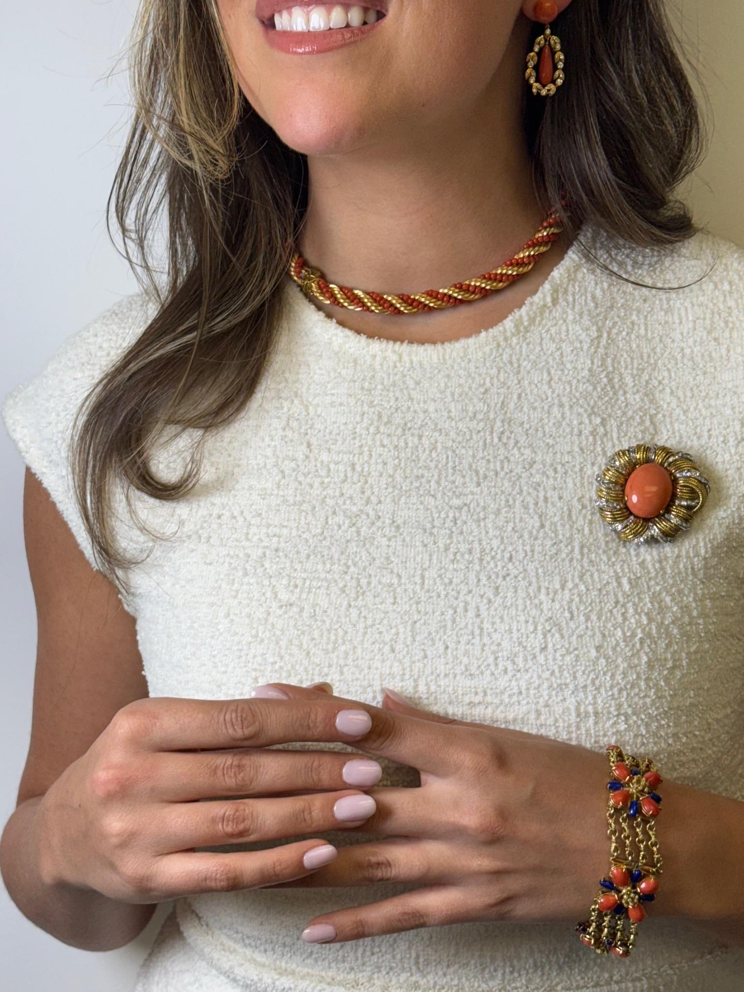Collier/bracelet convertible en or jaune 18 carats et perles de corail Excellent état - En vente à Great Neck Plaza, NY