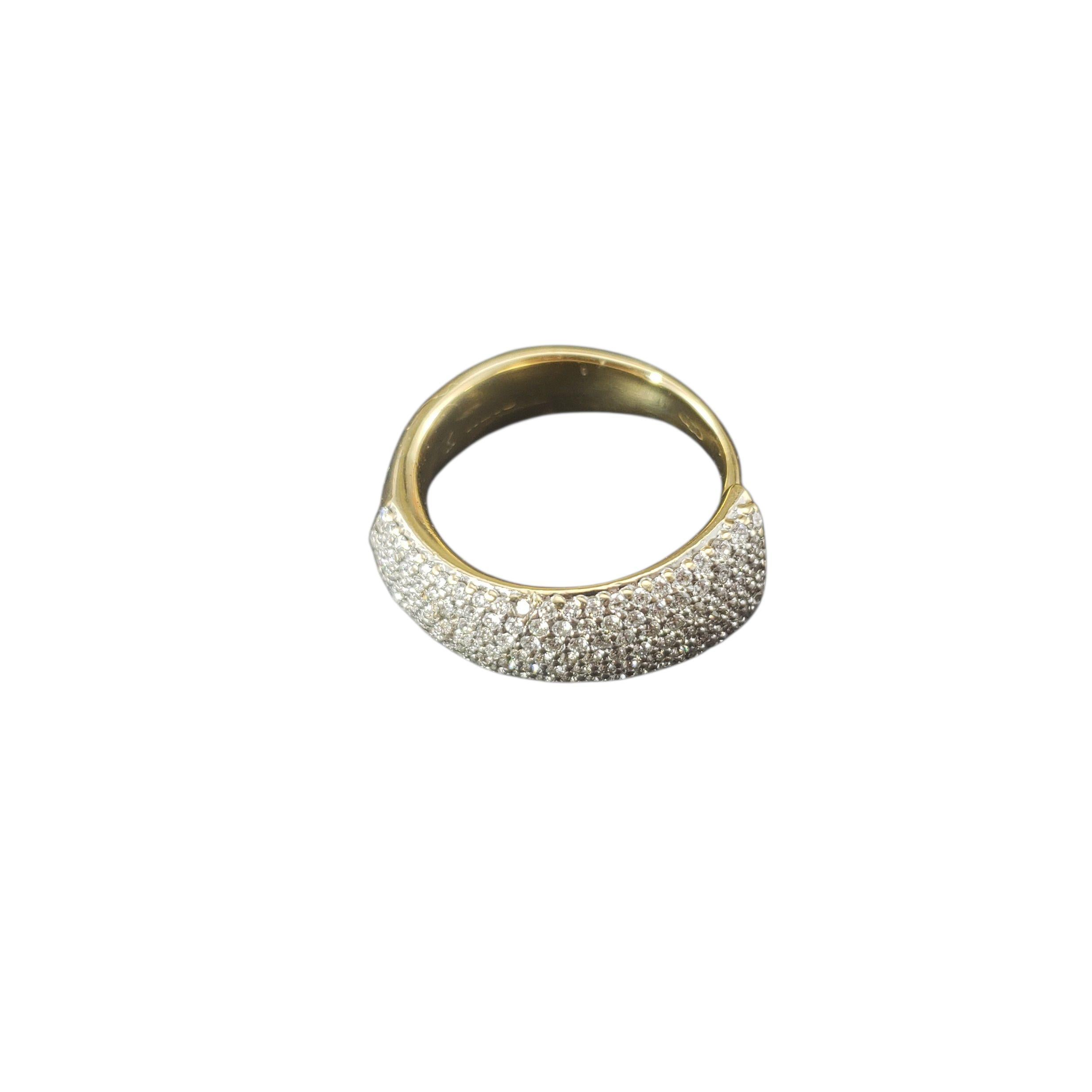 Bague en or jaune 18K et diamants Taille 5

Cet élégant anneau bombé en or jaune 18 carats est orné d'un diamant rond de taille brillant serti en pavé sur le dessus de l'anneau pour un maximum d'éclat. Un design intemporel qui convient parfaitement