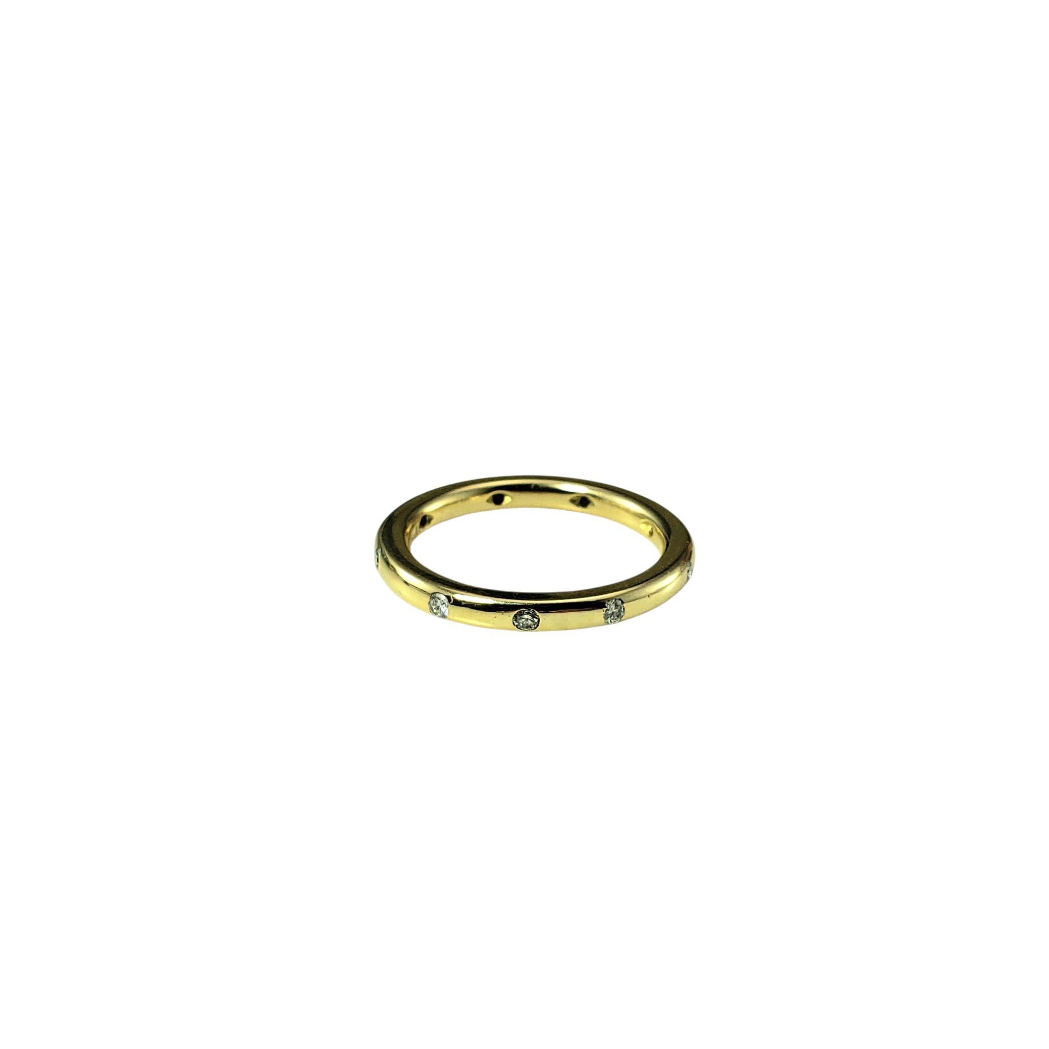 Bague en or jaune 18K et diamants Taille 8.5

Intemporel et élégant, ce bracelet en or jaune 18 carats est orné de neuf diamants étincelants sertis sur tout le pourtour. Son design épuré le rend suffisamment polyvalent pour être porté comme