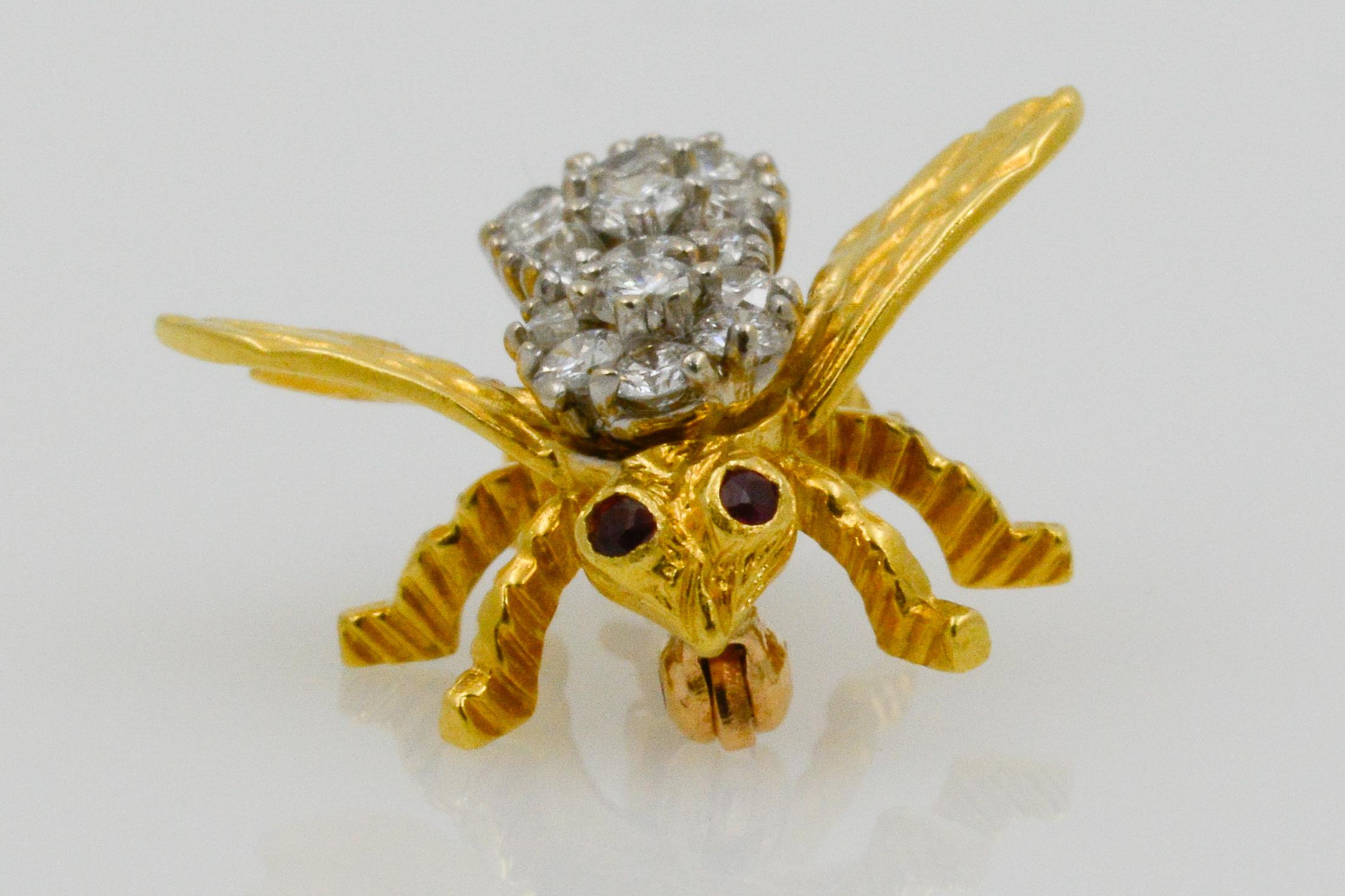 Modern 18 Karat Yellow Gold and Diamond Bee Pin