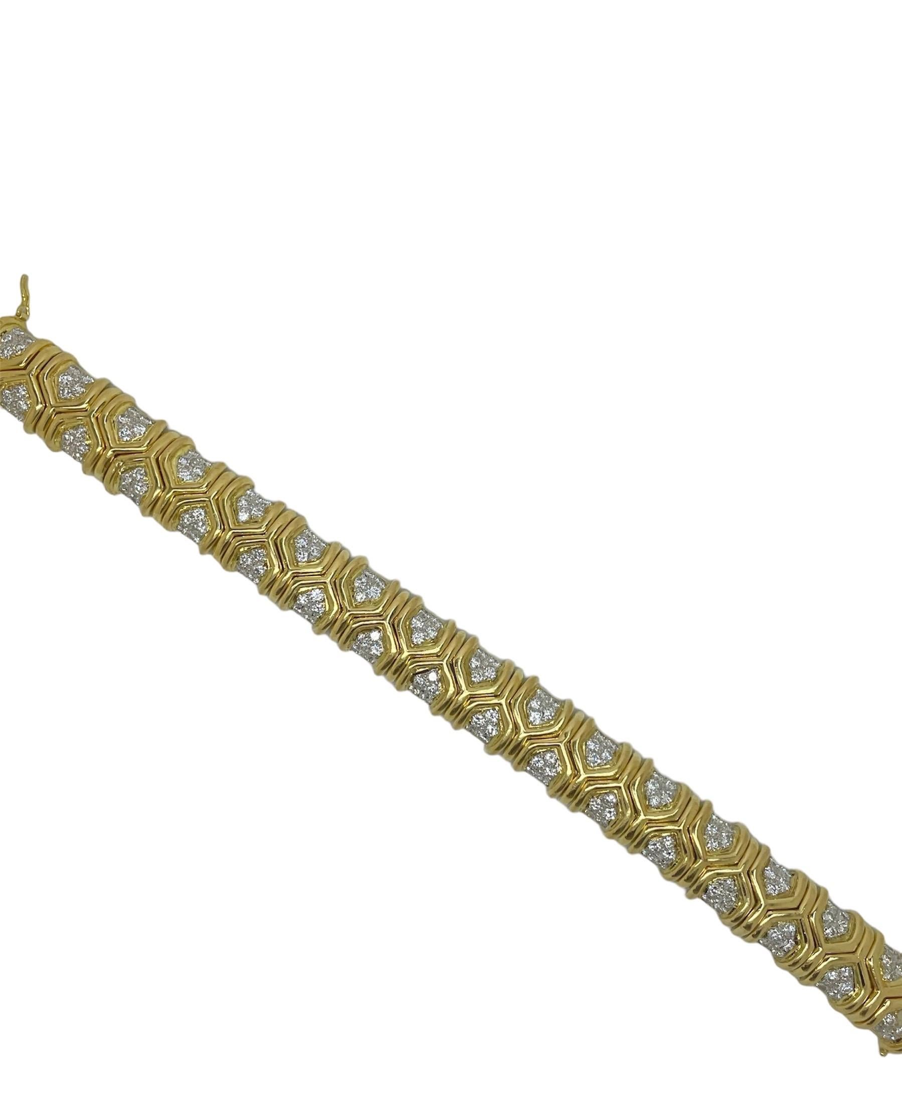 Ce magnifique bracelet est fabriqué en or jaune 18 carats et présente un motif géométrique orné de diamants ronds de taille brillant de première qualité, pesant au total environ 6,75 carats. Parfait pour égayer n'importe quel look !

Poids brut :