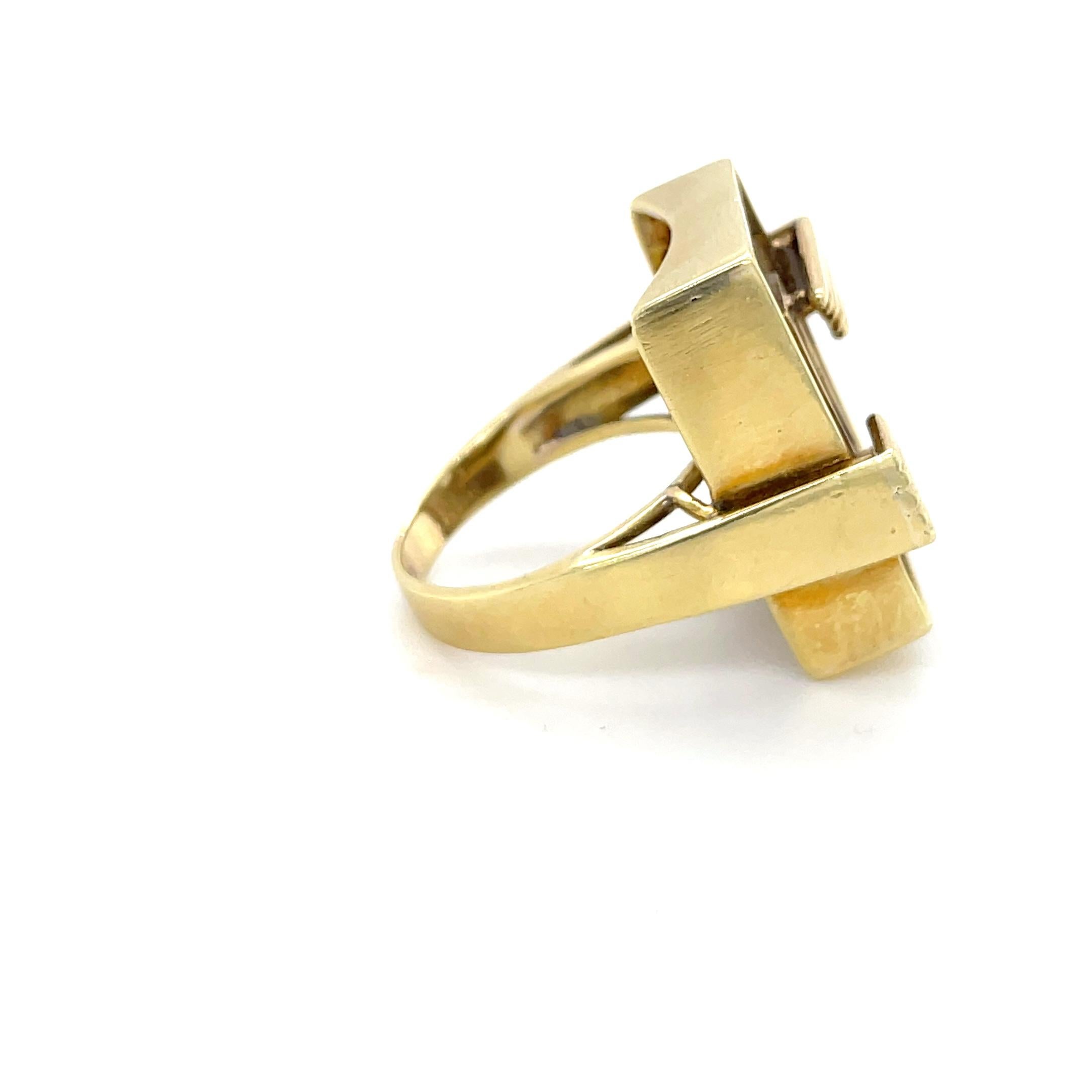 Cette bague structurelle amusante consiste en un design rectangulaire ouvert contenant 40 diamants ronds de taille brillant pesant environ 1,25 carats au total. Montée en or jaune 18 carats et magnifiquement travaillée, cette bague est un excellent