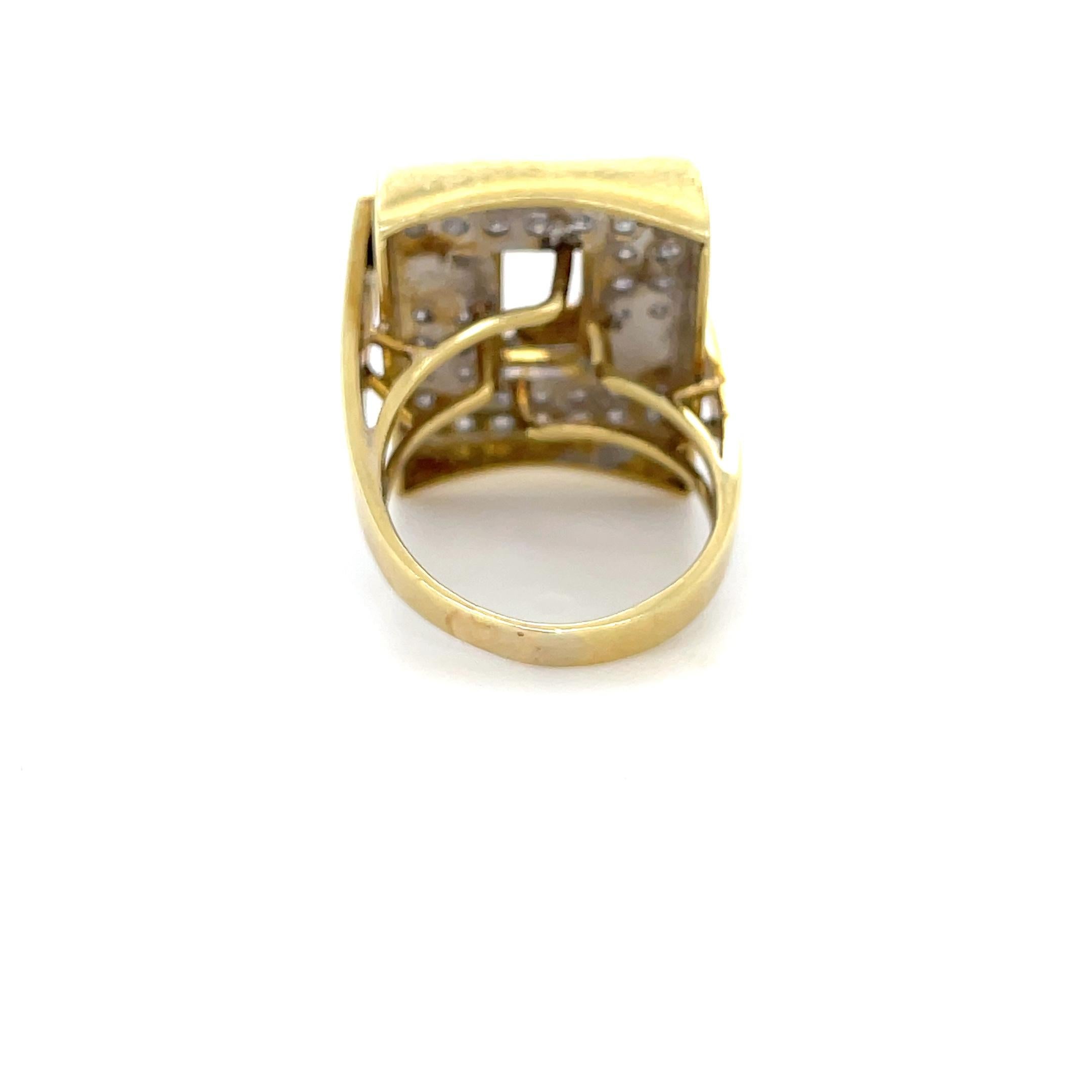 Moderniste Bague cocktail en or jaune 18 carats et diamants en vente