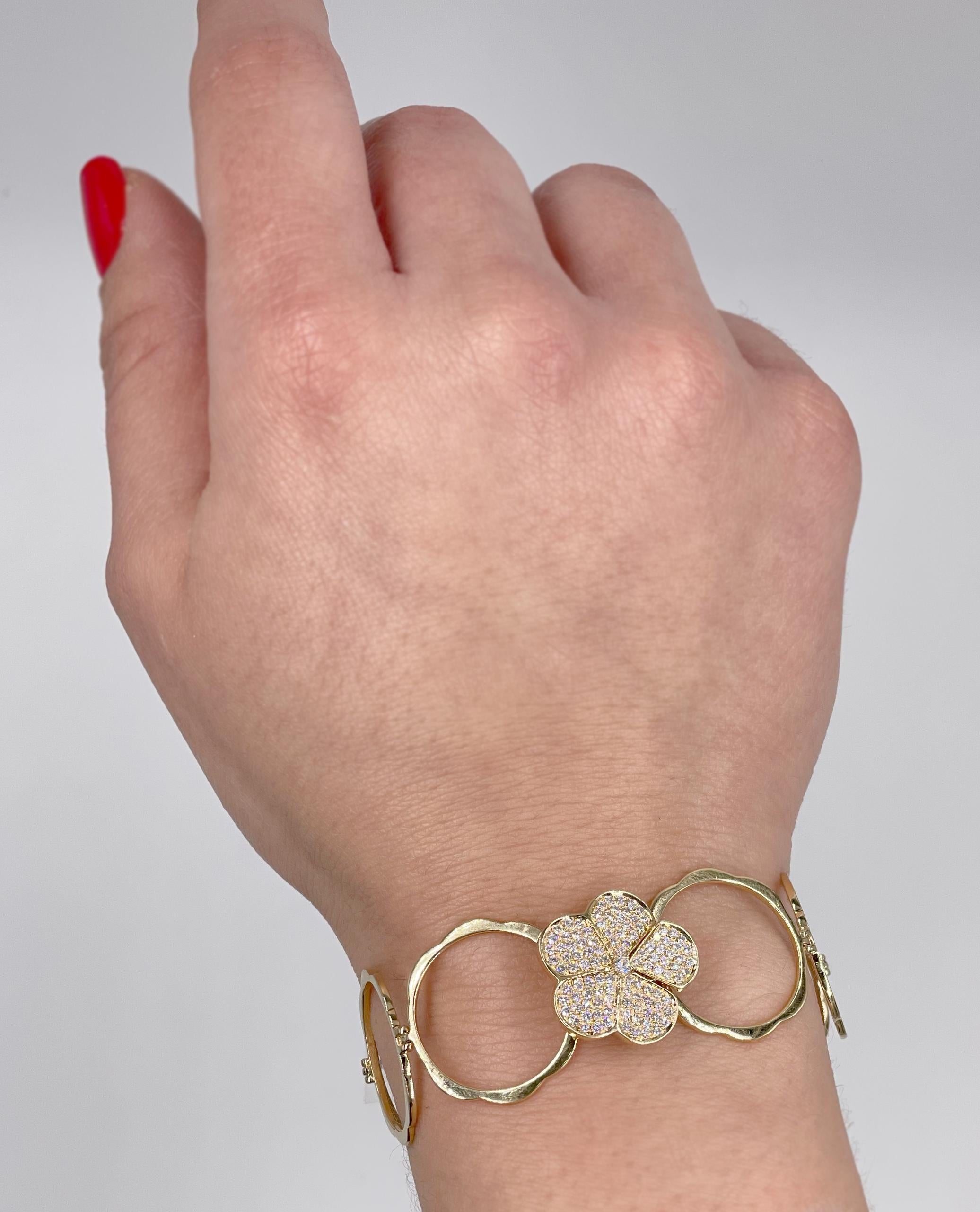 Round Cut 18K Yellow Gold and Diamond Flower Bracelet - Ring