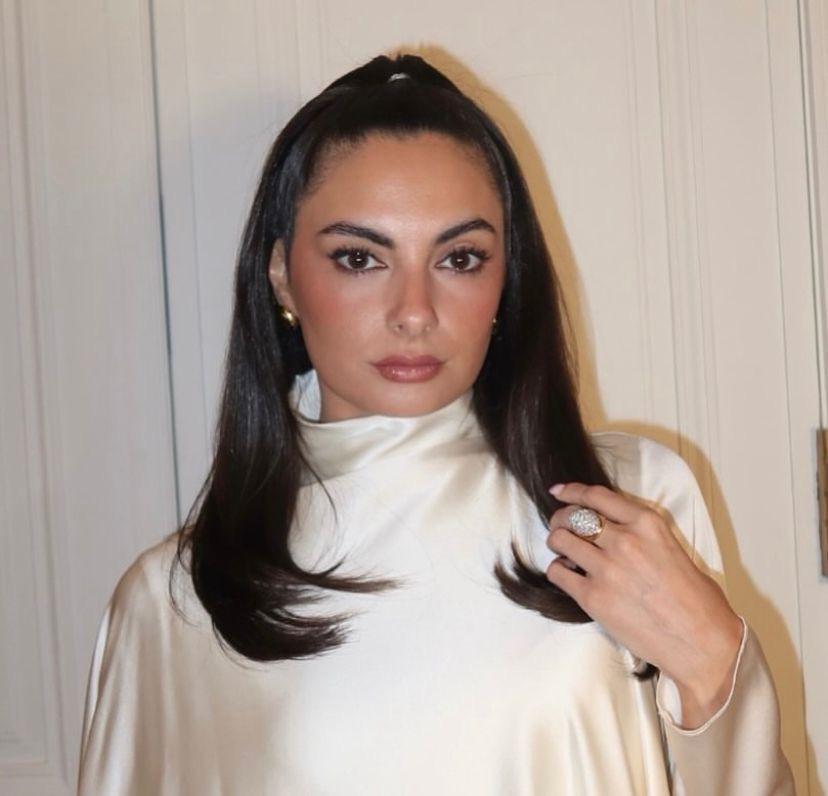 Portée par Paige DeSorbo lors du dîner Condé Nast New Front en 2025, cette bague bombée vintage audacieuse et sculpturale est un exemple éblouissant du glamour des années 1980. Formations en or jaune 18K, la pièce présente un dôme spectaculaire
