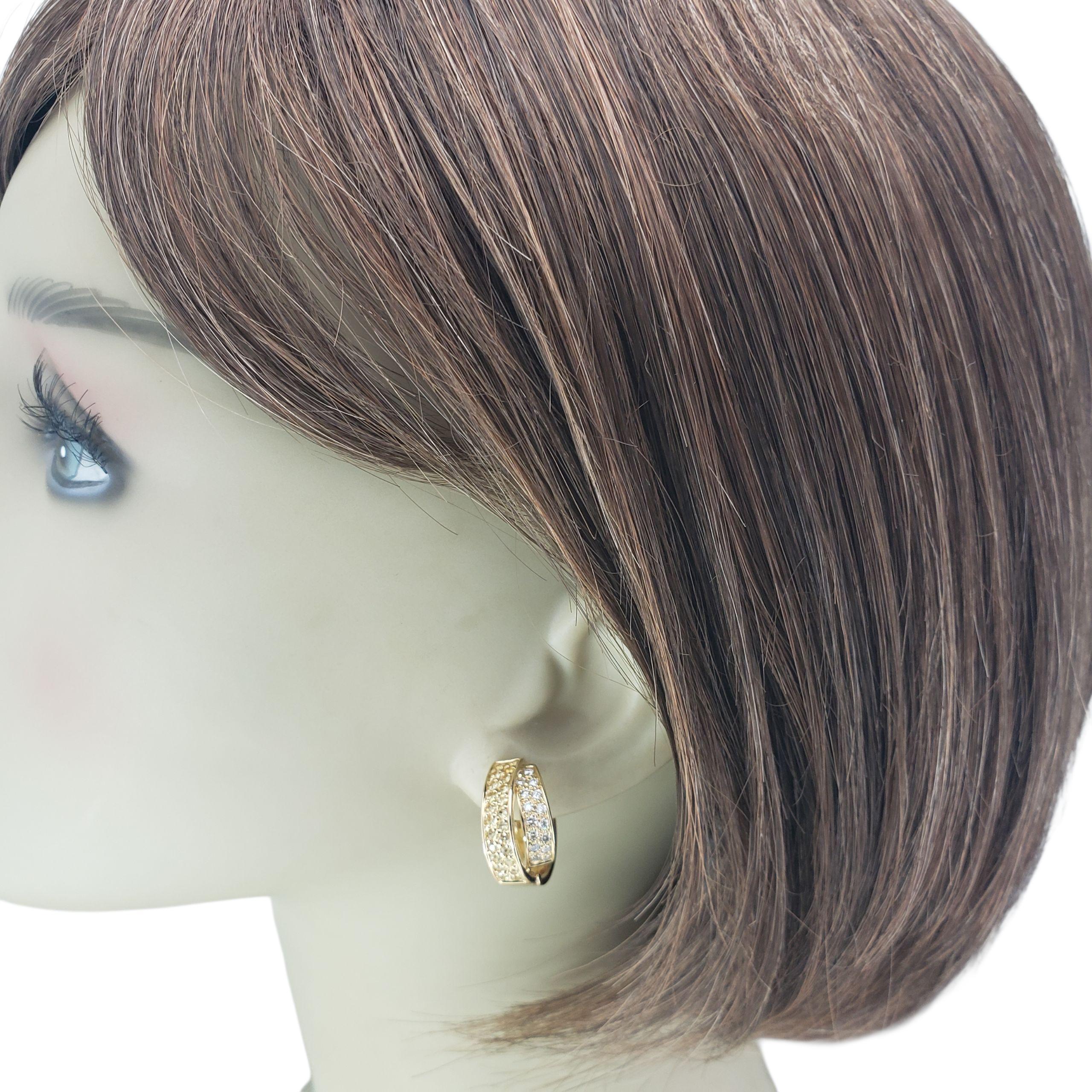 Orecchini a doppio cerchio in oro giallo 18K e diamanti #22282 in vendita 3
