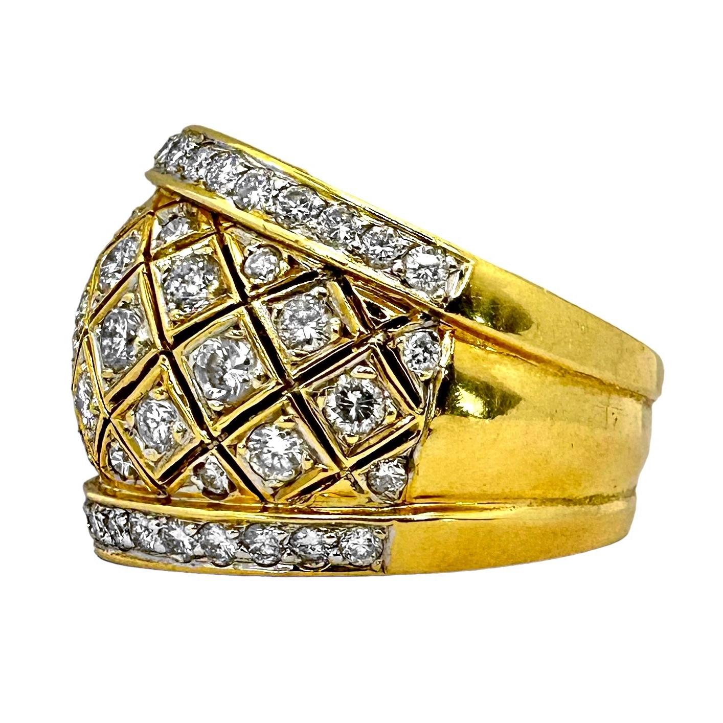 Moderno Fascia larga con motivo a reticolo in oro giallo 18 carati e diamanti incrociati in vendita