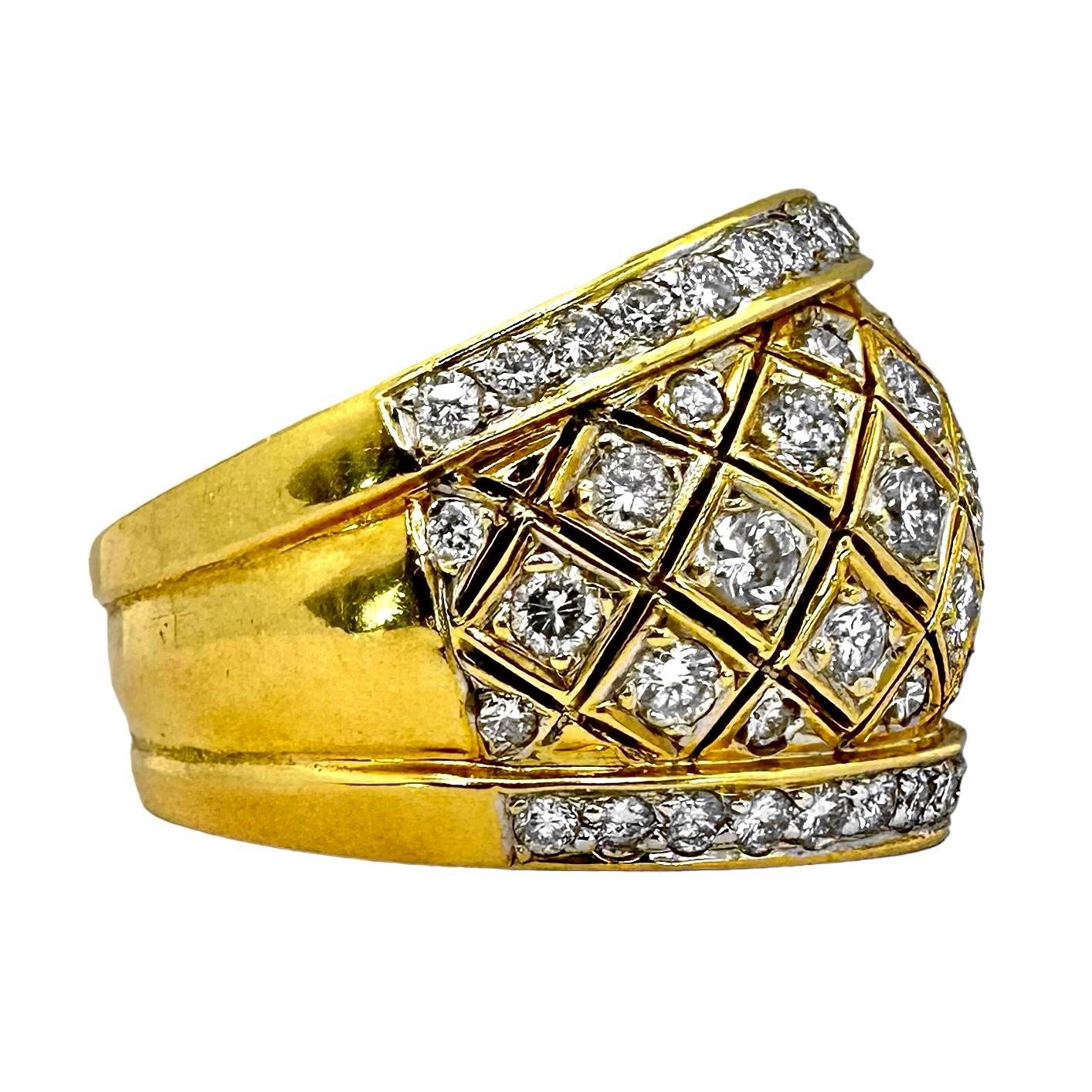 Fascia larga con motivo a reticolo in oro giallo 18 carati e diamanti incrociati In condizioni buone in vendita a Palm Beach, FL