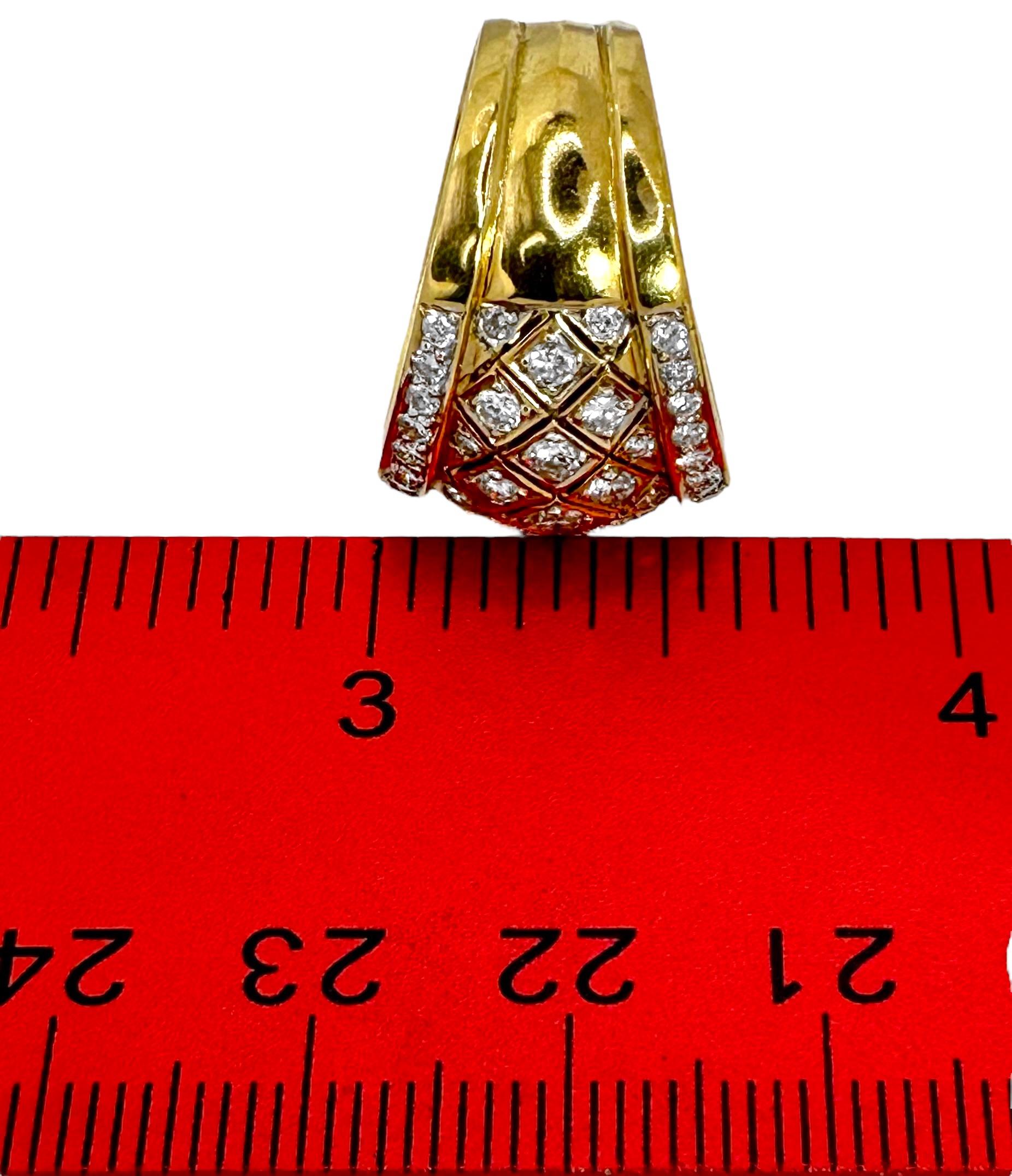 Fascia larga con motivo a reticolo in oro giallo 18 carati e diamanti incrociati in vendita 2