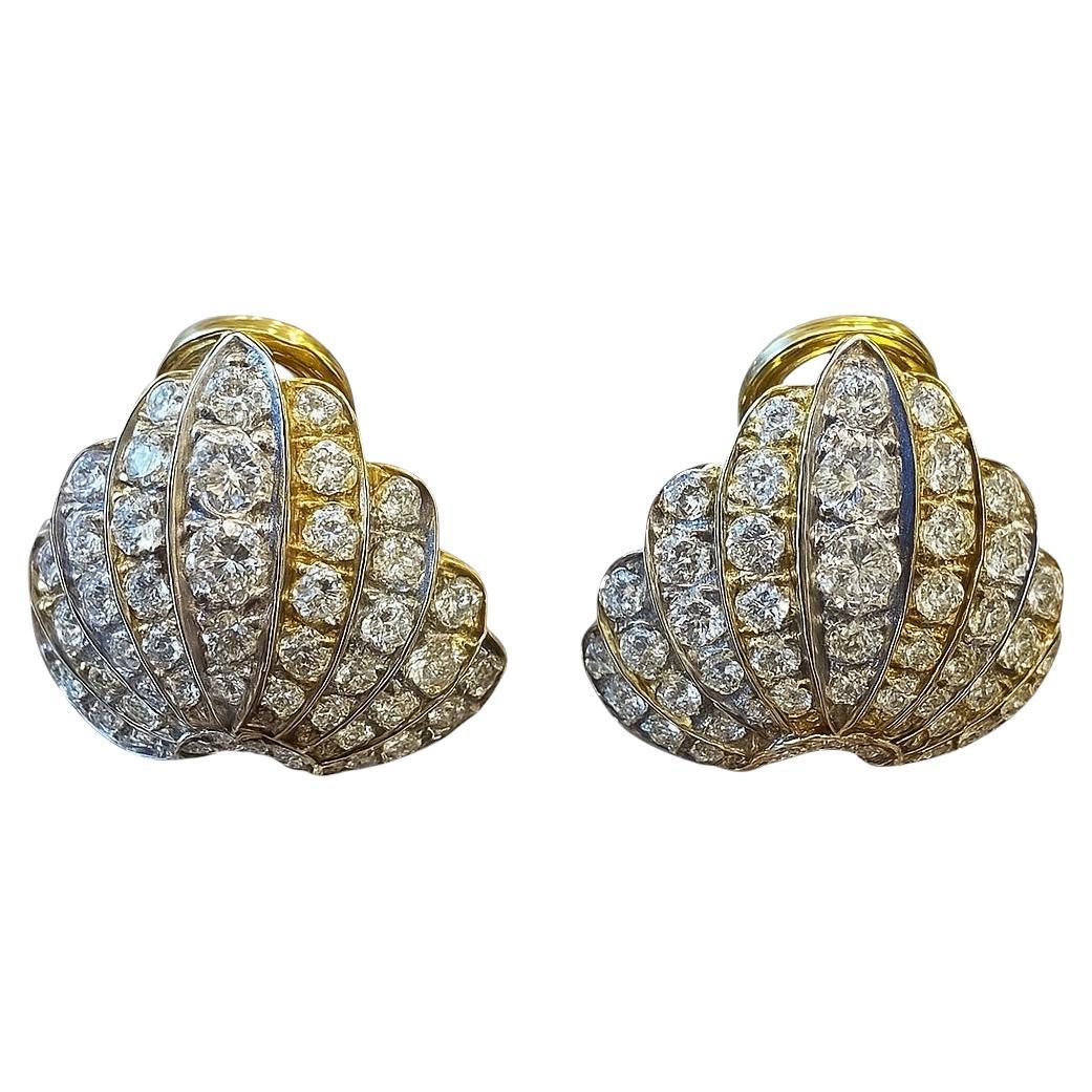 Boucles d
oreilles à pince en or jaune 18K et diamants en forme d
éventail