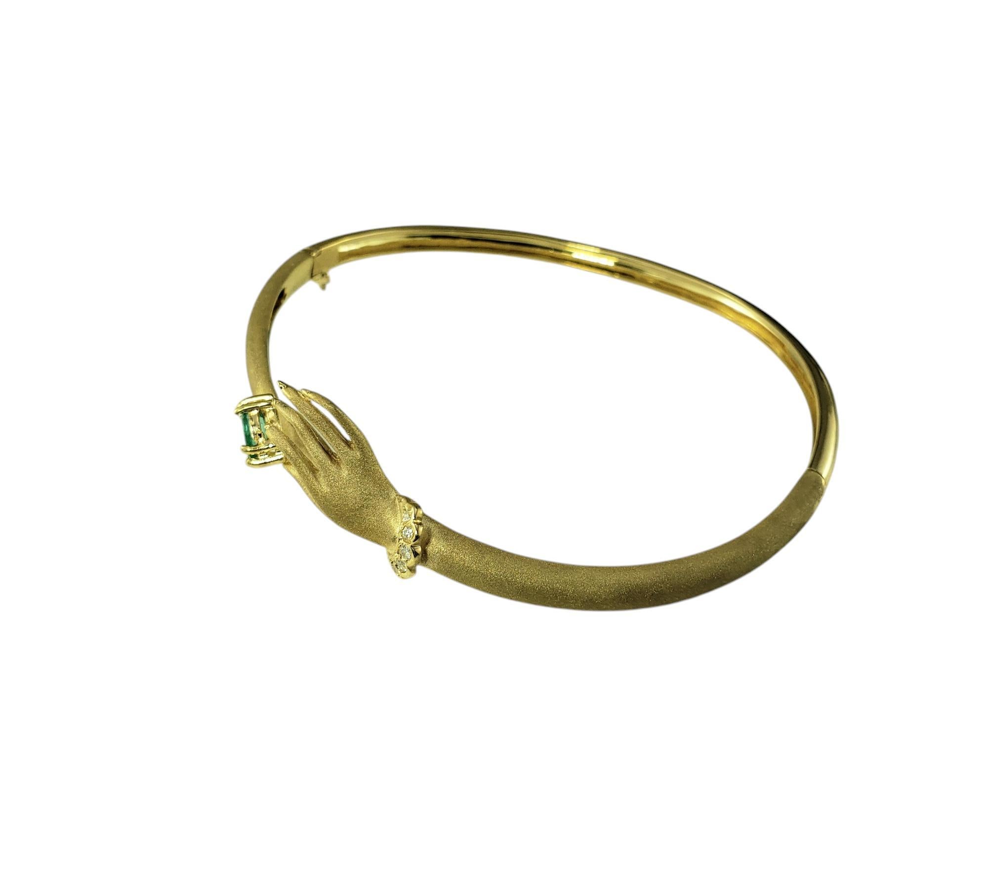Contemporain Bracelet jonc en or jaune 18 carats et diamants tenant à la main une émeraude #20012 en vente