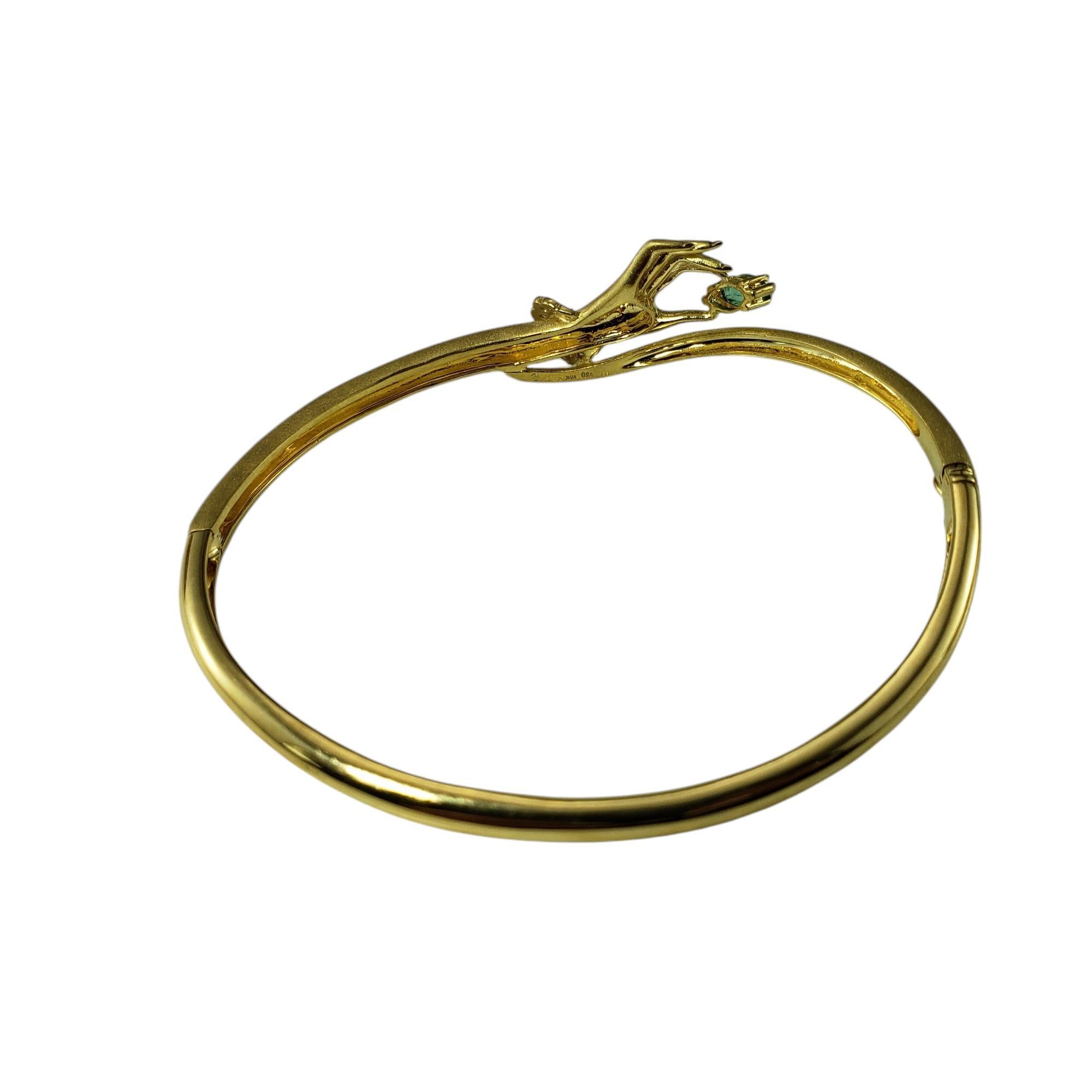 Bracelet jonc en or jaune 18 carats et diamants tenant à la main une émeraude #20012 Bon état - En vente à Washington Depot, CT