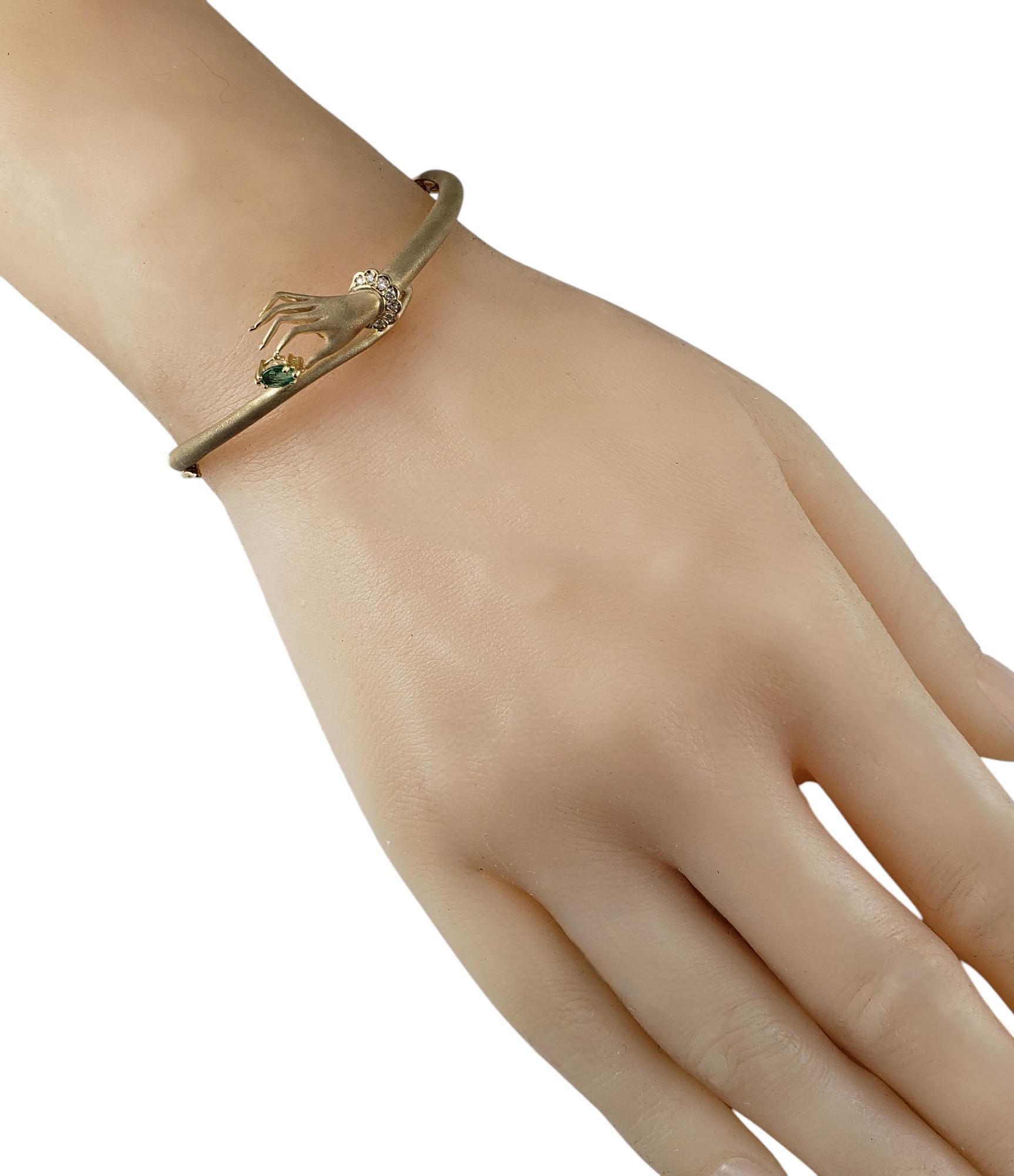 Bracelet jonc en or jaune 18 carats et diamants tenant à la main une émeraude #20012 en vente 1