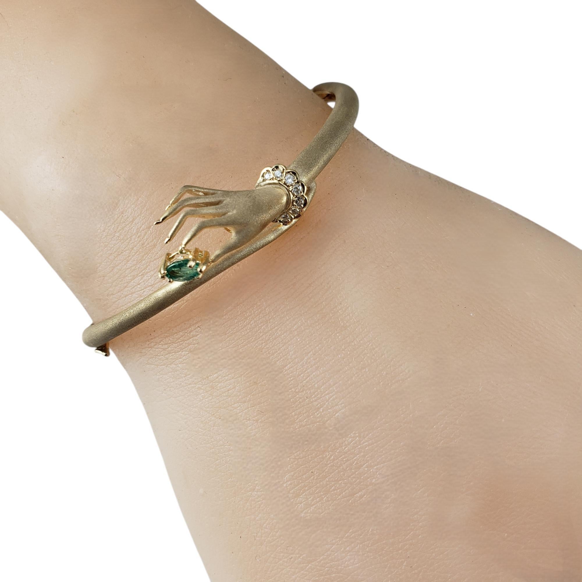 Bracelet jonc en or jaune 18 carats et diamants tenant à la main une émeraude #20012 en vente 2