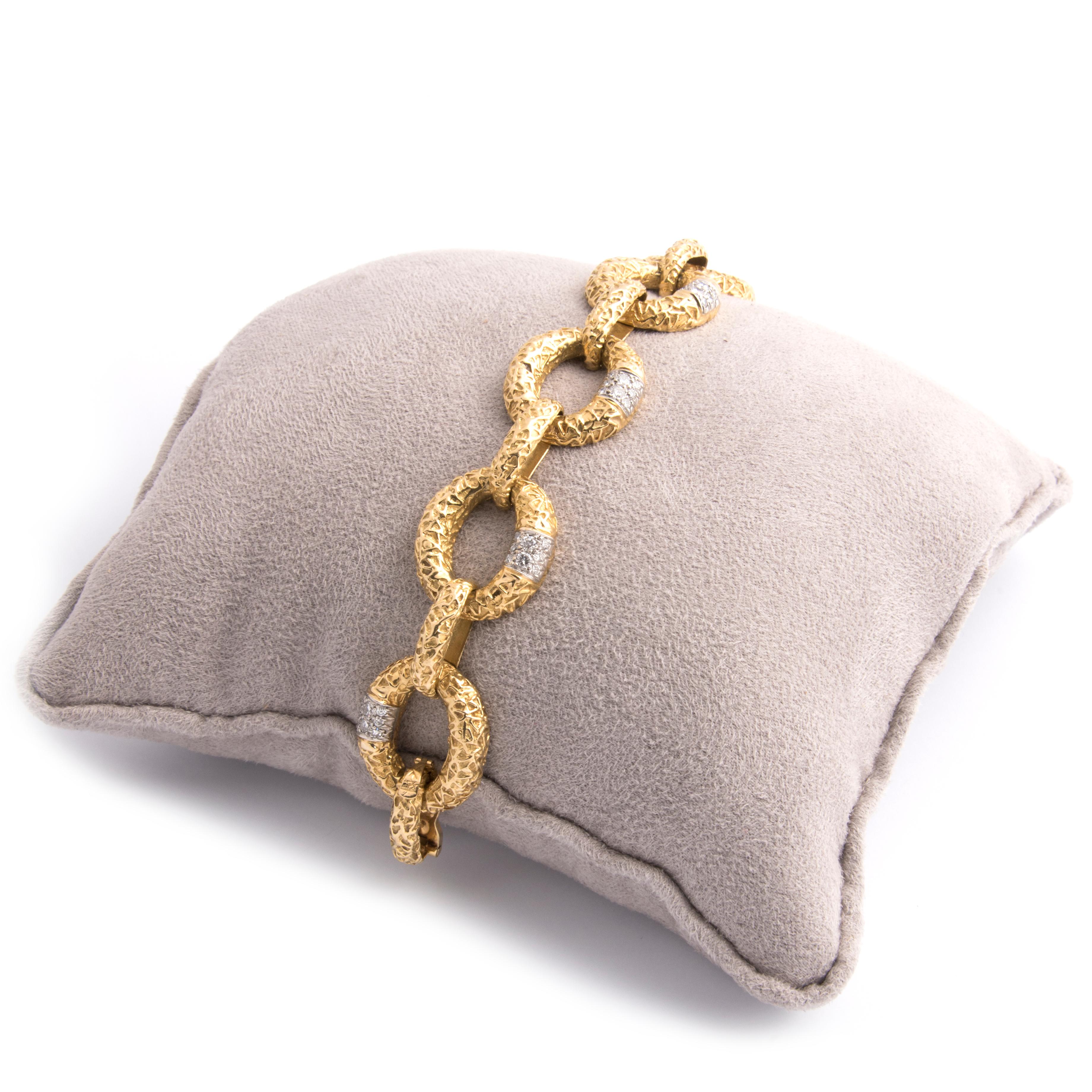 18 Karat Yellow Gold and Diamond Link Bracelet by Van Cleef & Arpels For Sale 4