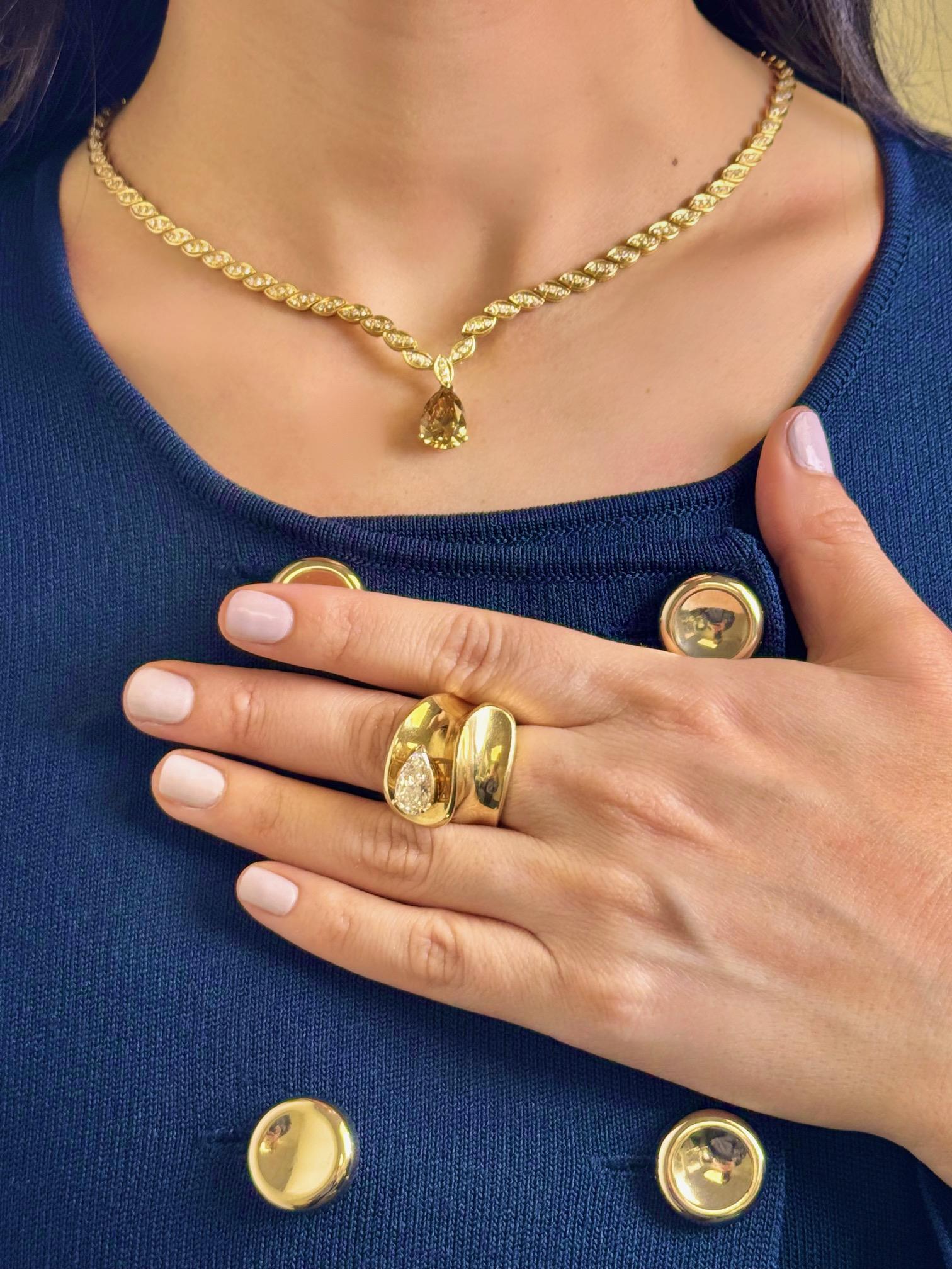 Taille poire Collier en or jaune 18 carats avec diamant de fantaisie de couleur jaune-brun en forme de poire en vente