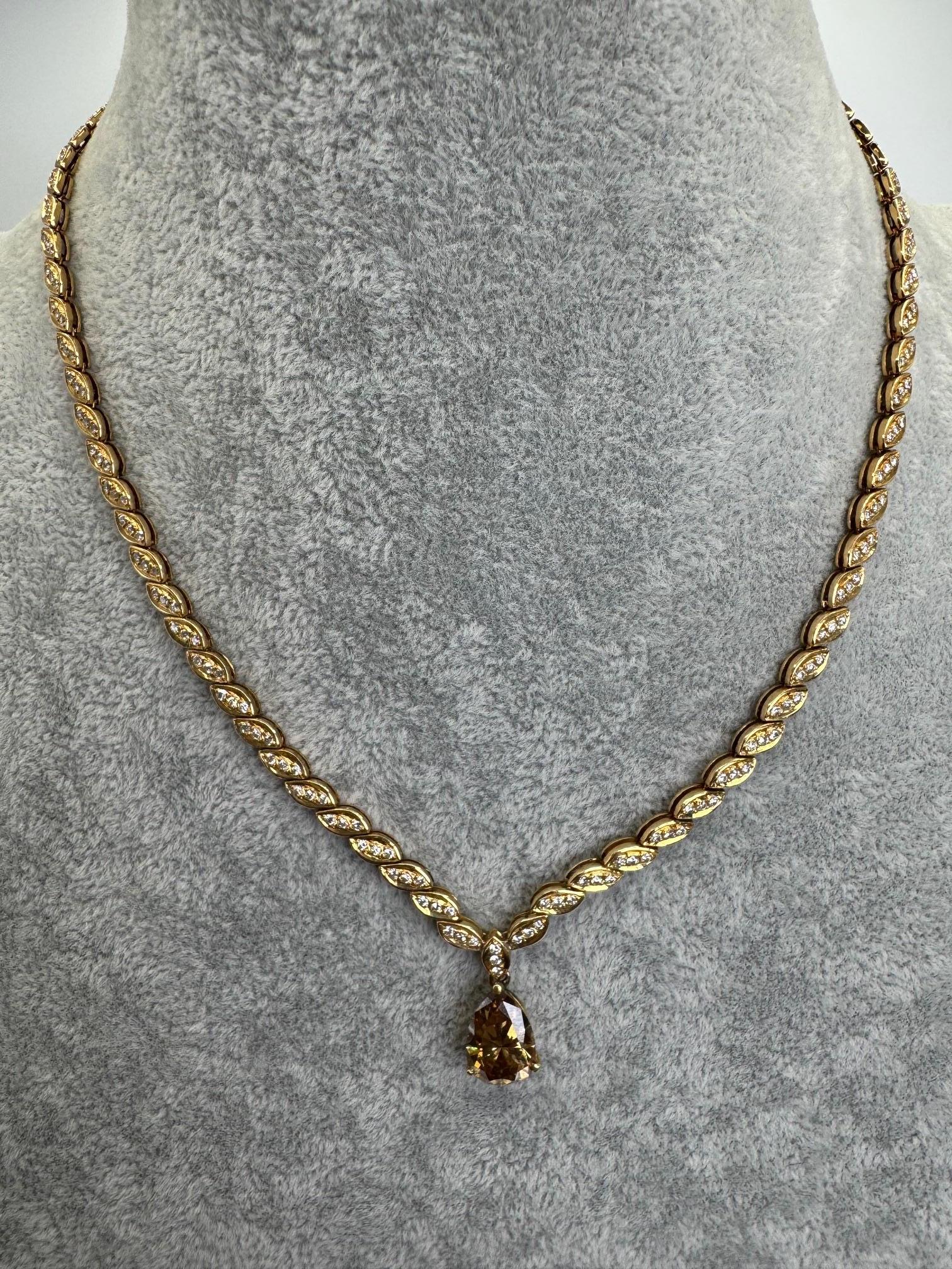 Collier en or jaune 18 carats avec diamant de fantaisie de couleur jaune-brun en forme de poire Unisexe en vente