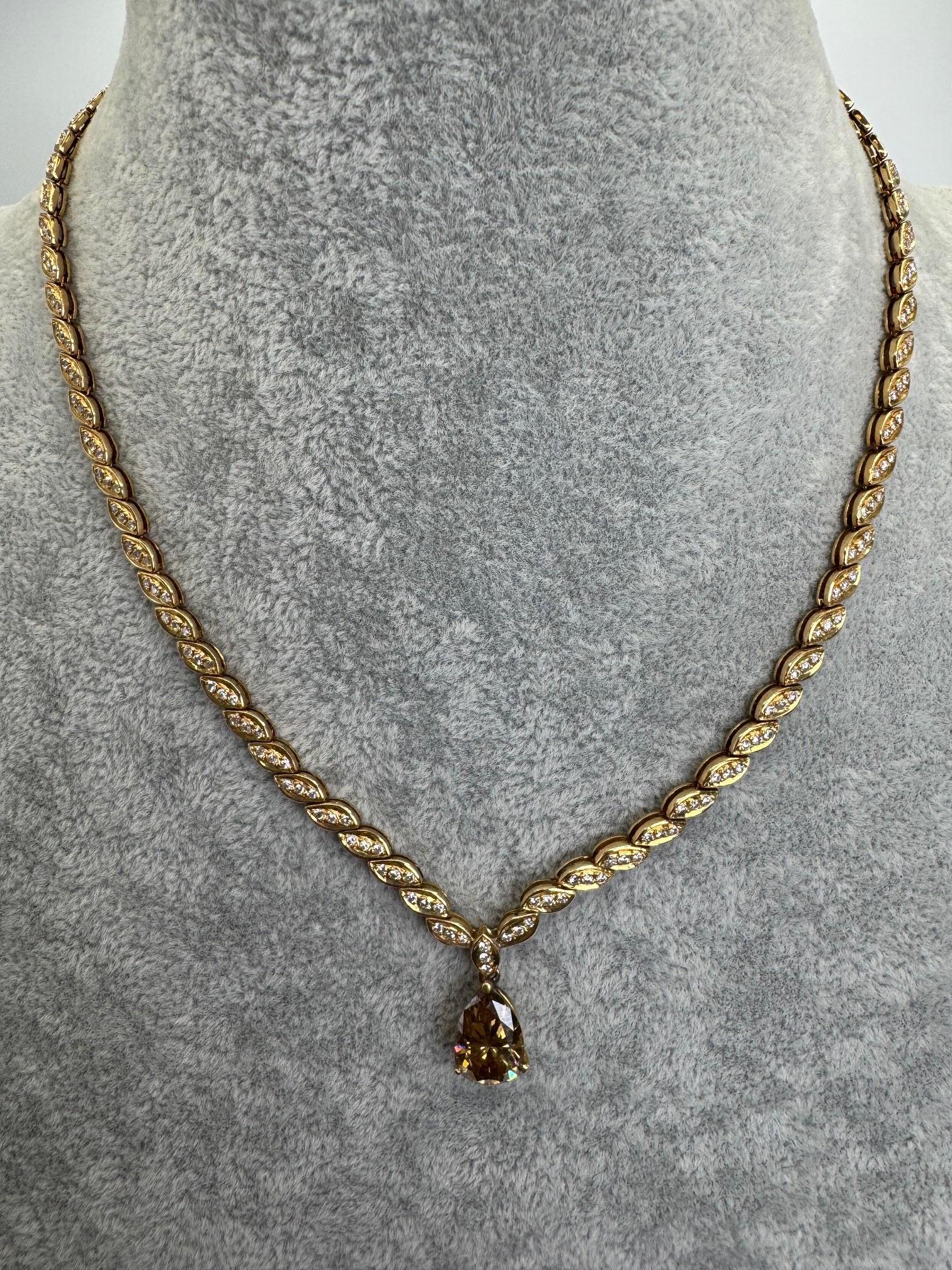 Collier en or jaune 18 carats avec diamant de fantaisie de couleur jaune-brun en forme de poire en vente 1