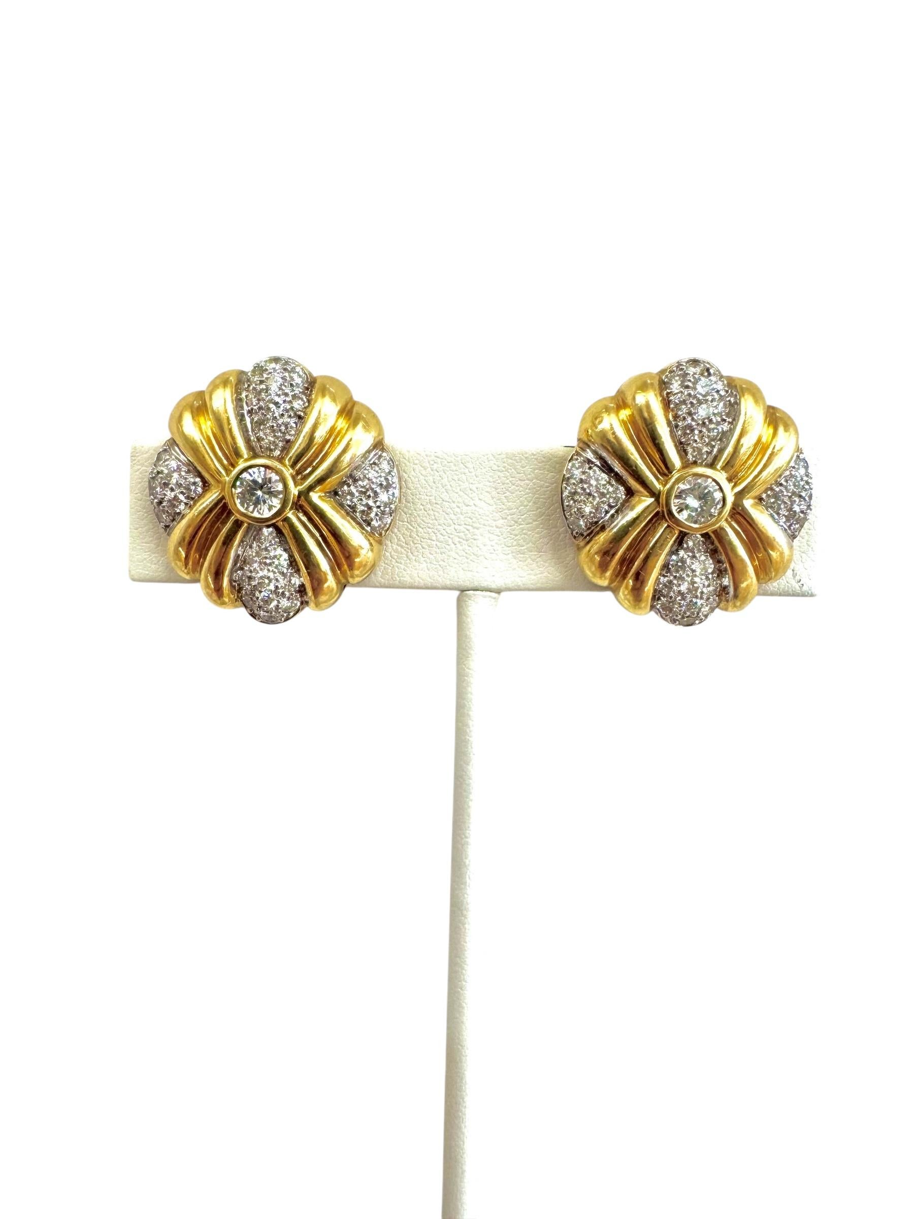 Boucles d'oreilles clips en or jaune 18K et pavé de diamants en vente 2