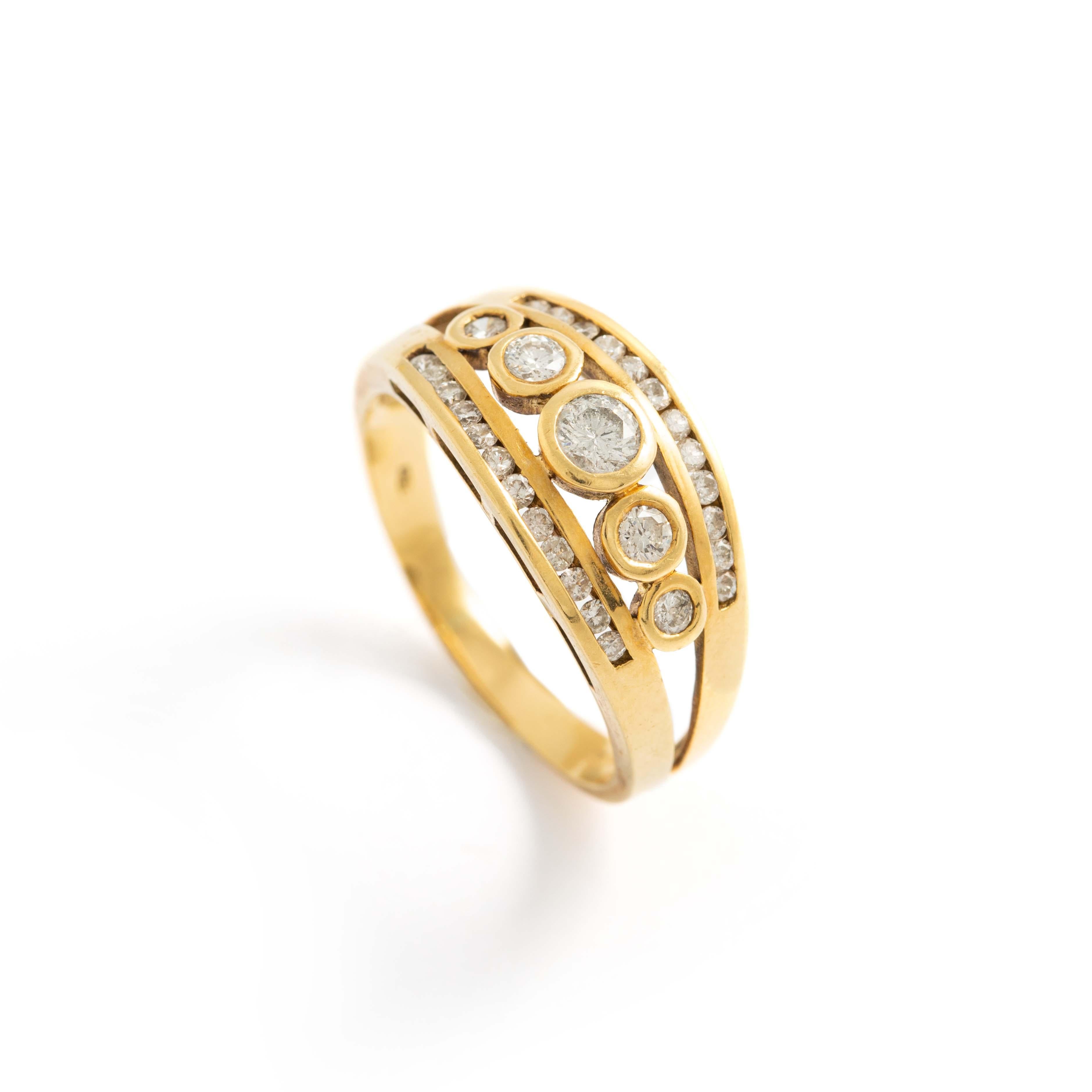 Bague en or jaune 18K sertie de diamants de taille ronde.
Poids brut : 5,80 grammes.