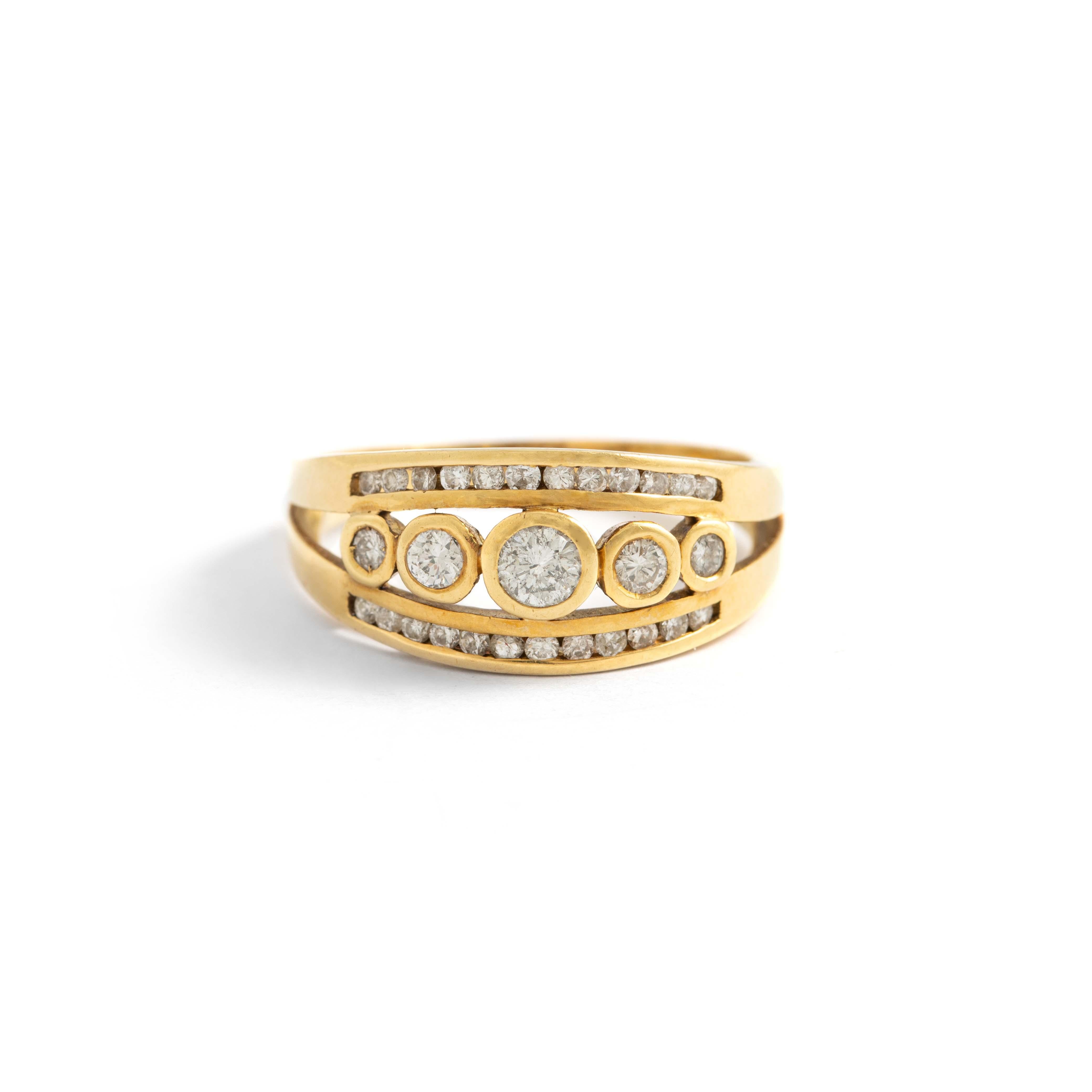 Round Cut 18k Yellow Gold and Diamond Ring For Sale
