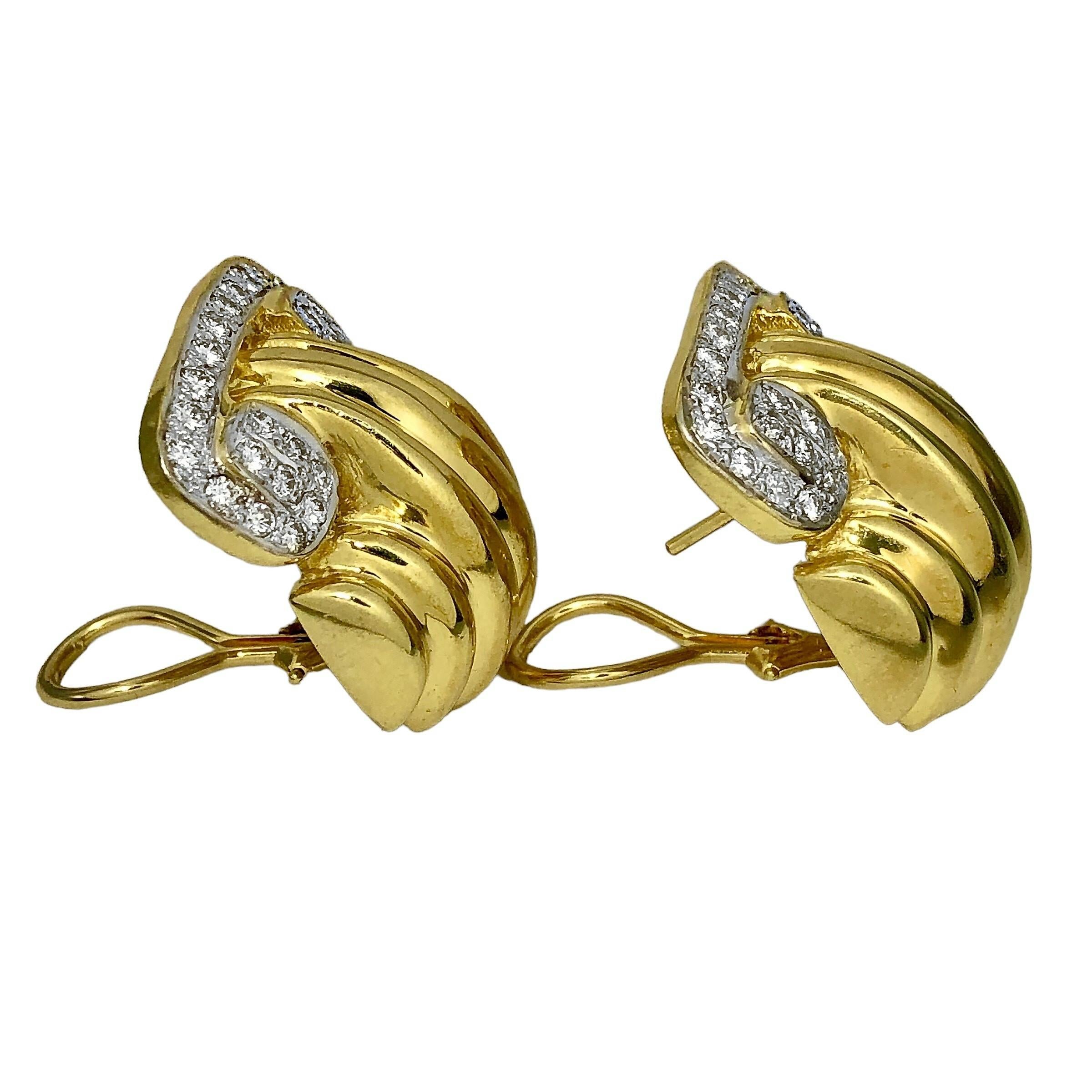 18 Karat Gelbgold und Diamant-Ohrringe mit Schnörkel oben (Revival) im Angebot