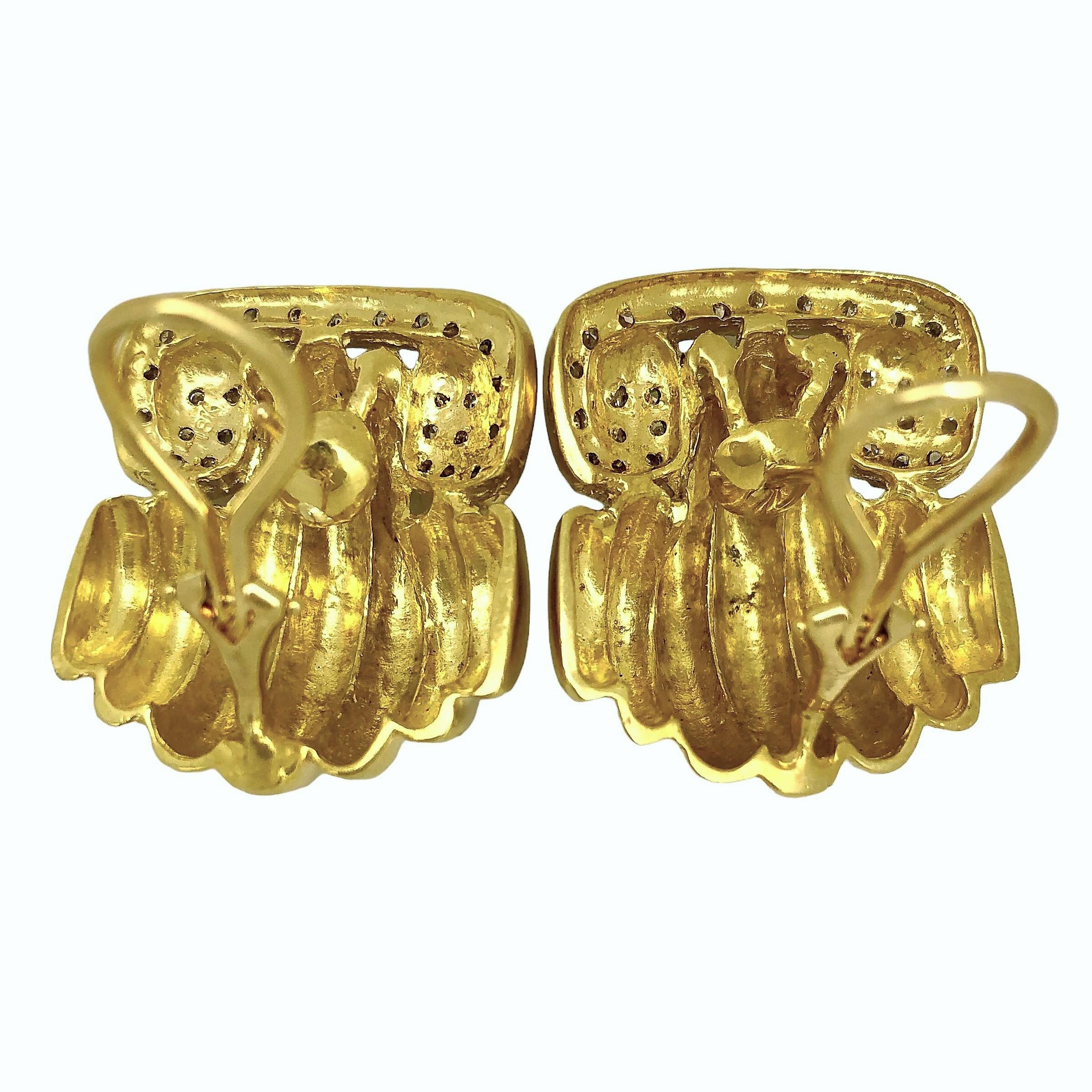 18 Karat Gelbgold und Diamant-Ohrringe mit Schnörkel oben (Brillantschliff) im Angebot