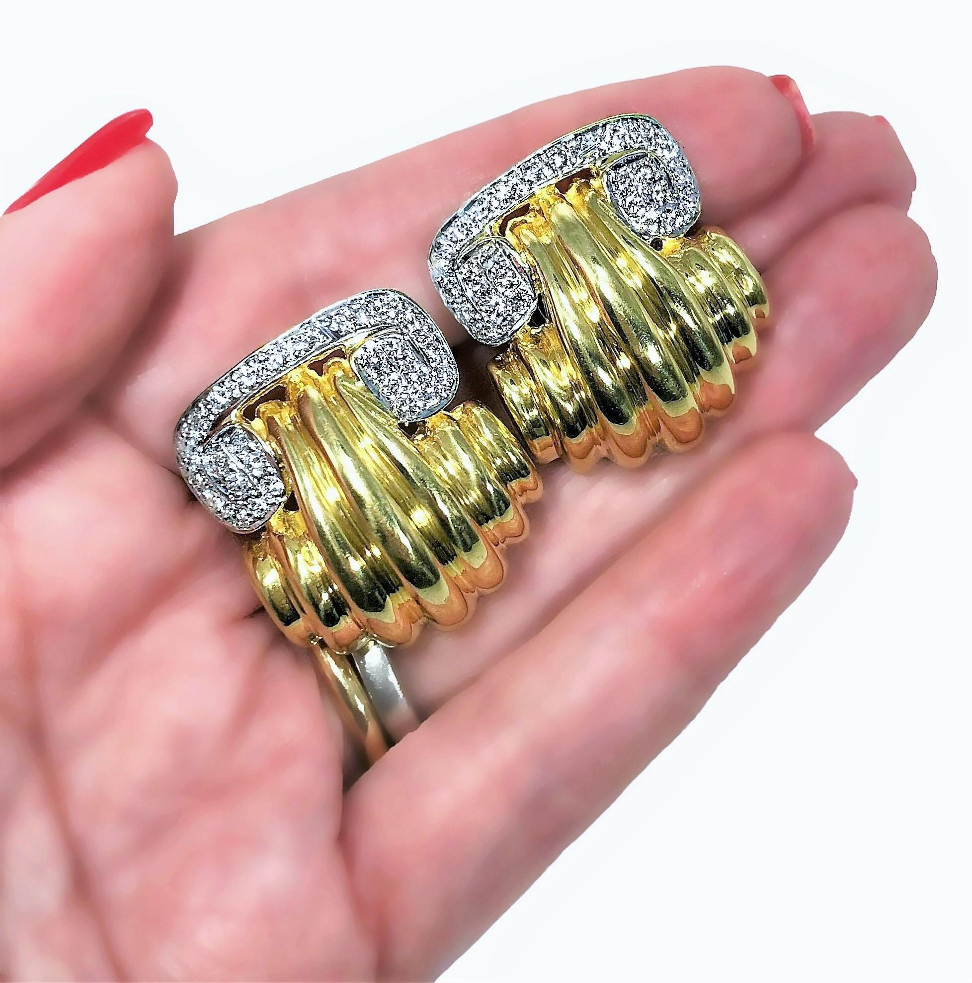 18 Karat Gelbgold und Diamant-Ohrringe mit Schnörkel oben Damen im Angebot