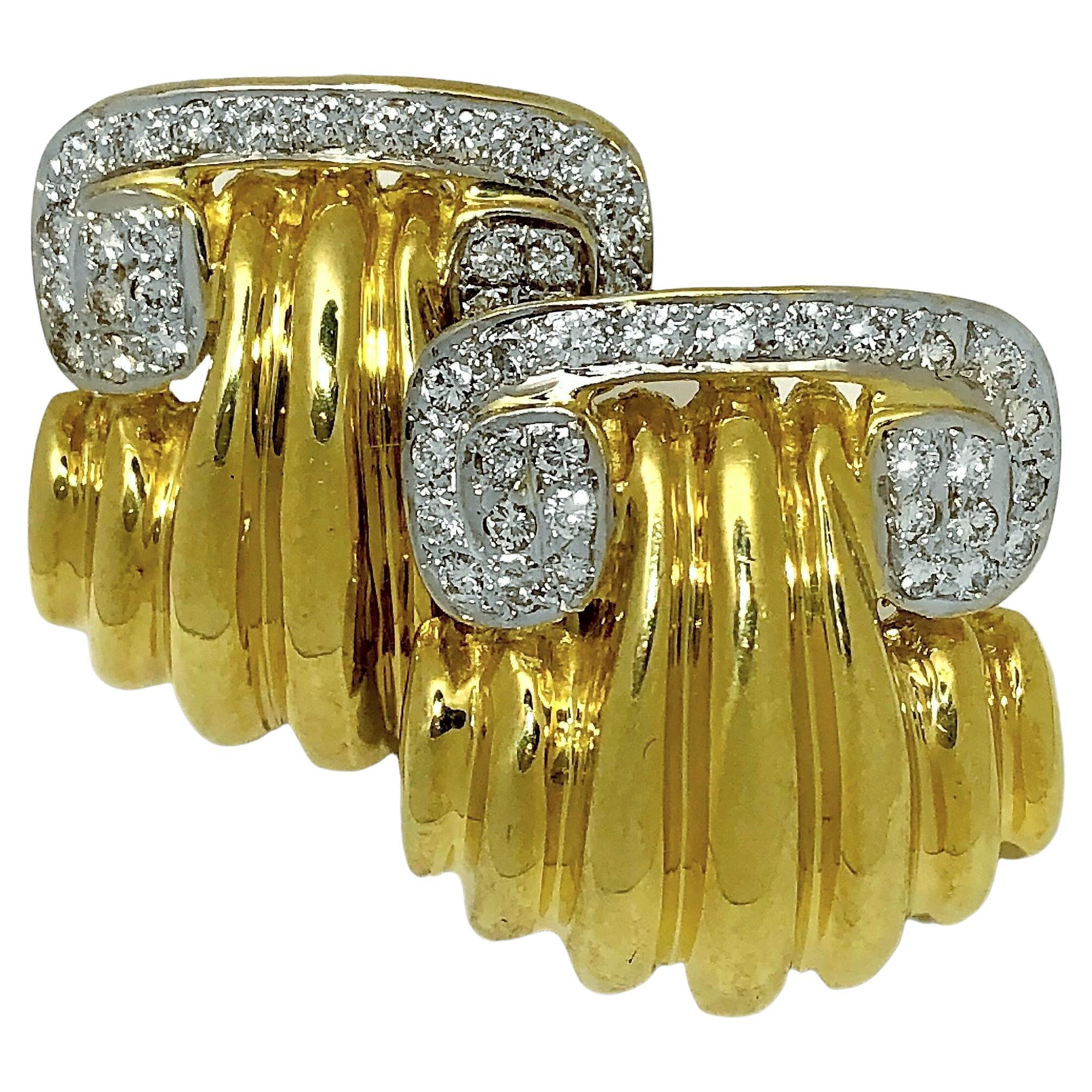 18 Karat Gelbgold und Diamant-Ohrringe mit Schnörkel oben im Angebot