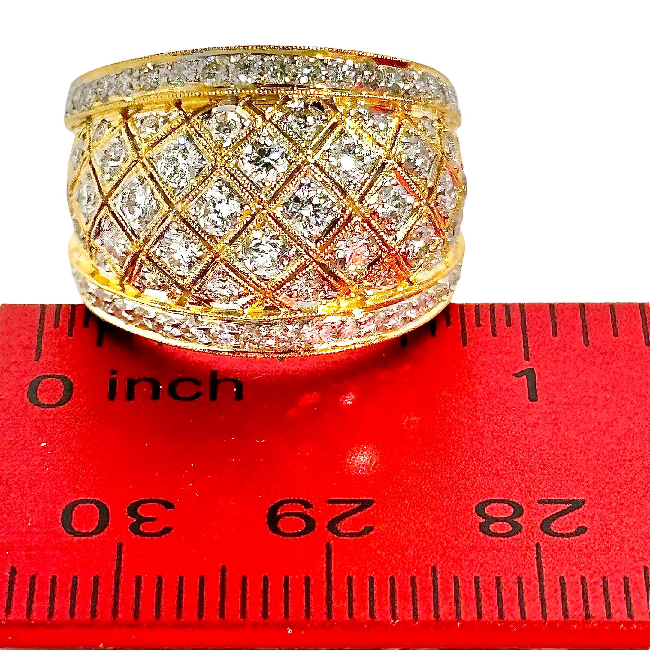 Breites Bombe-Ring aus 18 Karat Gelbgold und Diamanten mit meißelförmigen Kanten im Zustand „Gut“ im Angebot in Palm Beach, FL