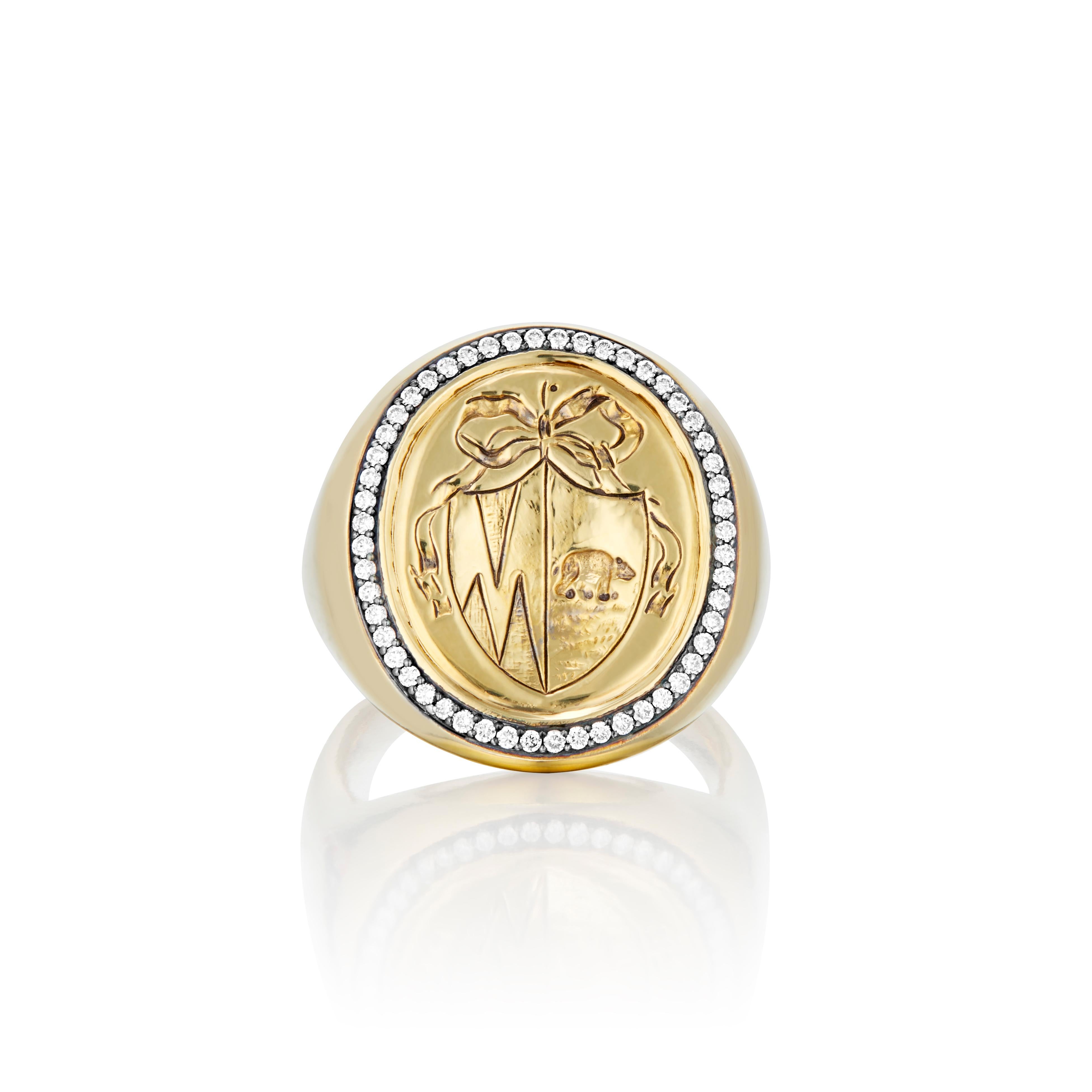 Il nostro anello con sigillo Bear in oro giallo 18 carati e diamanti è stato ricavato da un antico sigillo di epoca georgiana del 1700 e appena l'abbiamo visto abbiamo capito di avere qualcosa di speciale!

Un maestoso stemma con un orso (piuttosto