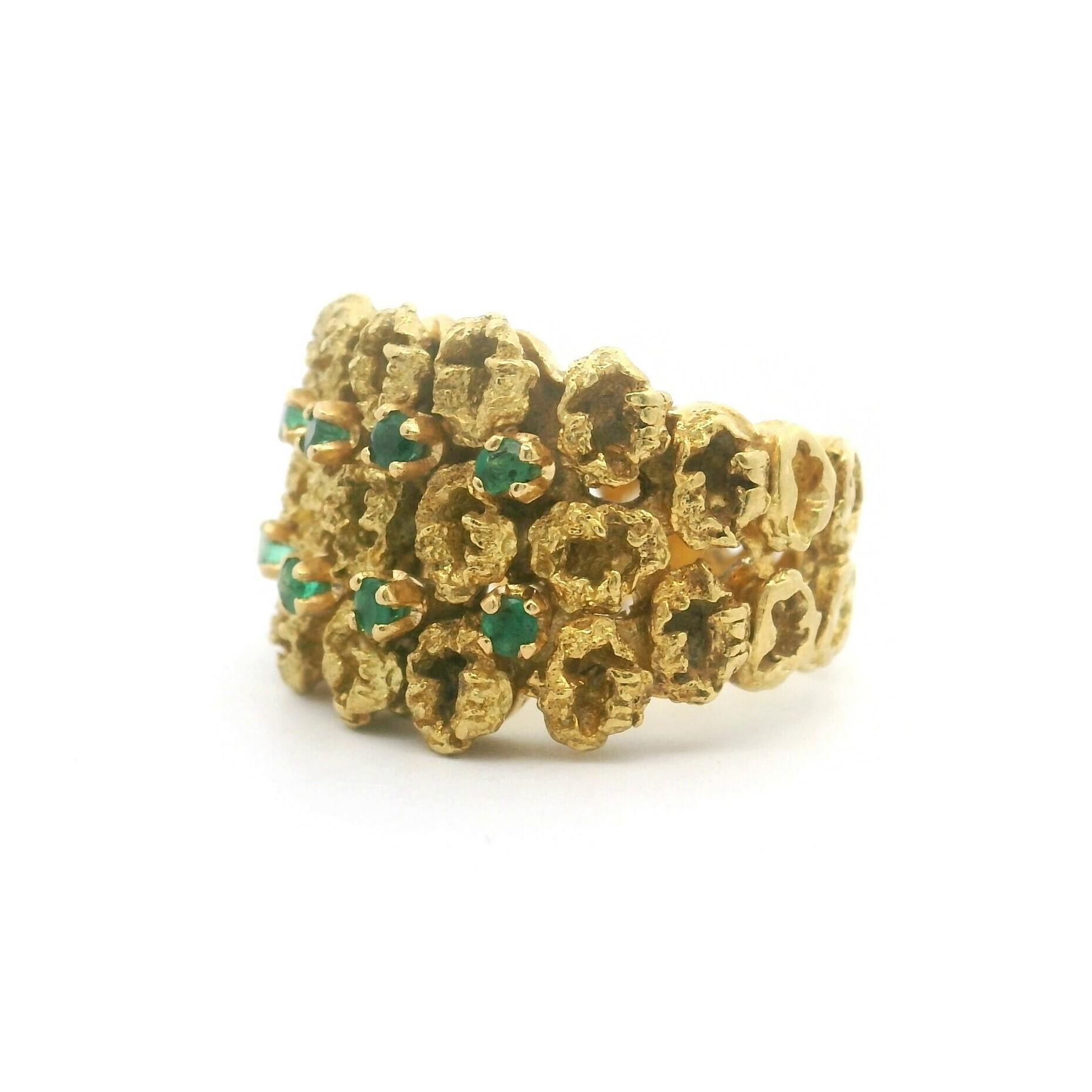 18k Yellow Gold and Emerald 9.7g Vintage Nugget Band Ring Size 4 In Good Condition In Guilford, CT