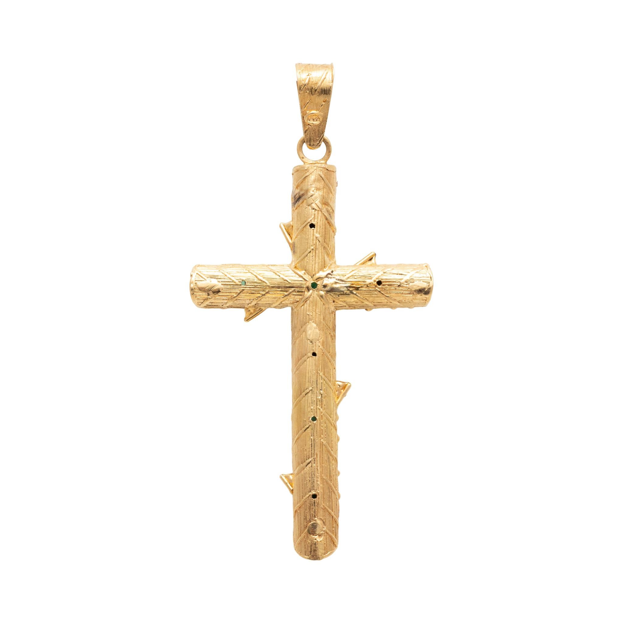 Pendente a croce con smeraldo in oro giallo 18 carati. 11 smeraldi naturali rettangolari, non trattati, con tagli rettangolari e quadrati, per un totale di circa 5 carati. Ogni pietra è incastonata a quattro punte, l'oro ha una texture con dettagli