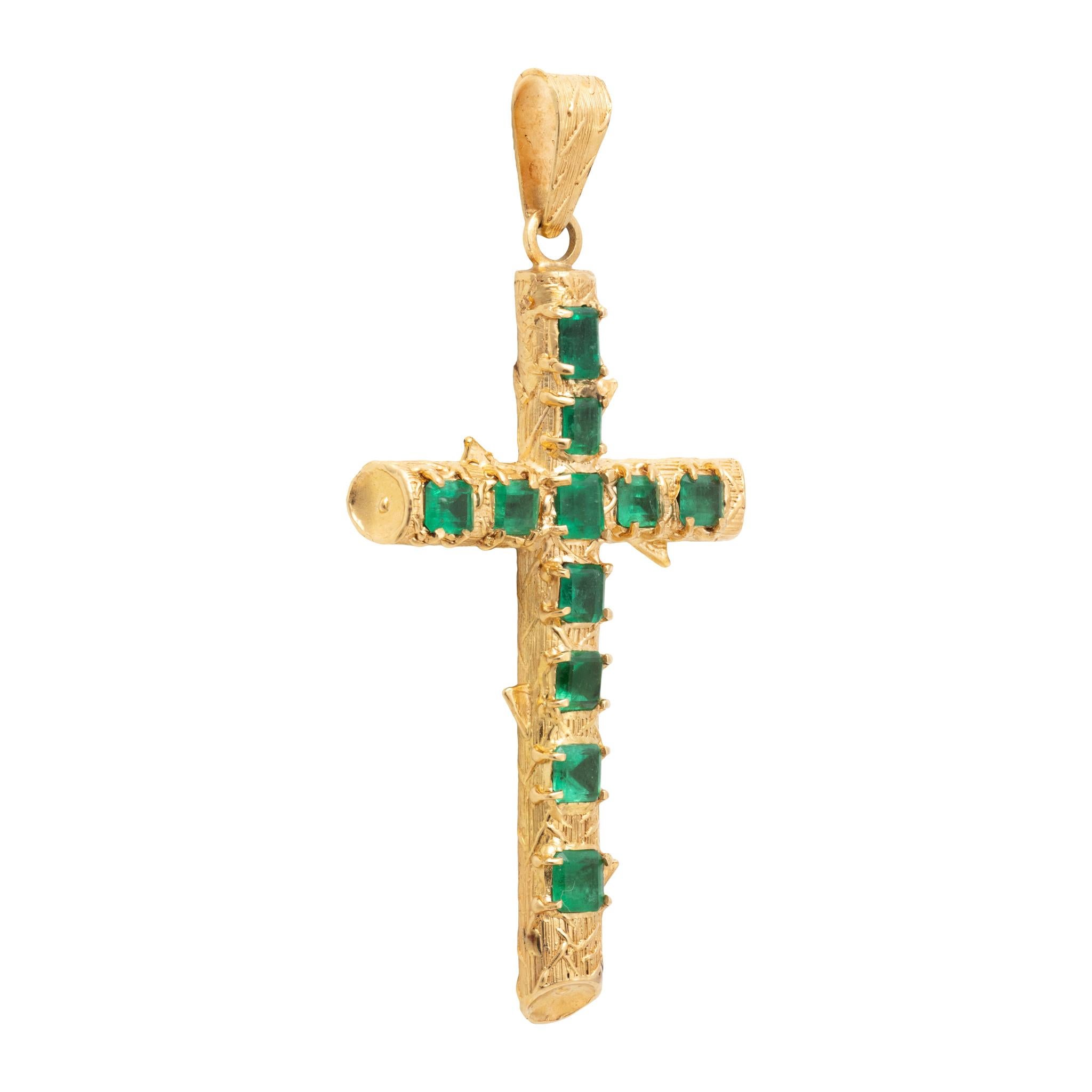Quadrato Ciondolo a forma di croce in oro giallo 18K e smeraldo in vendita