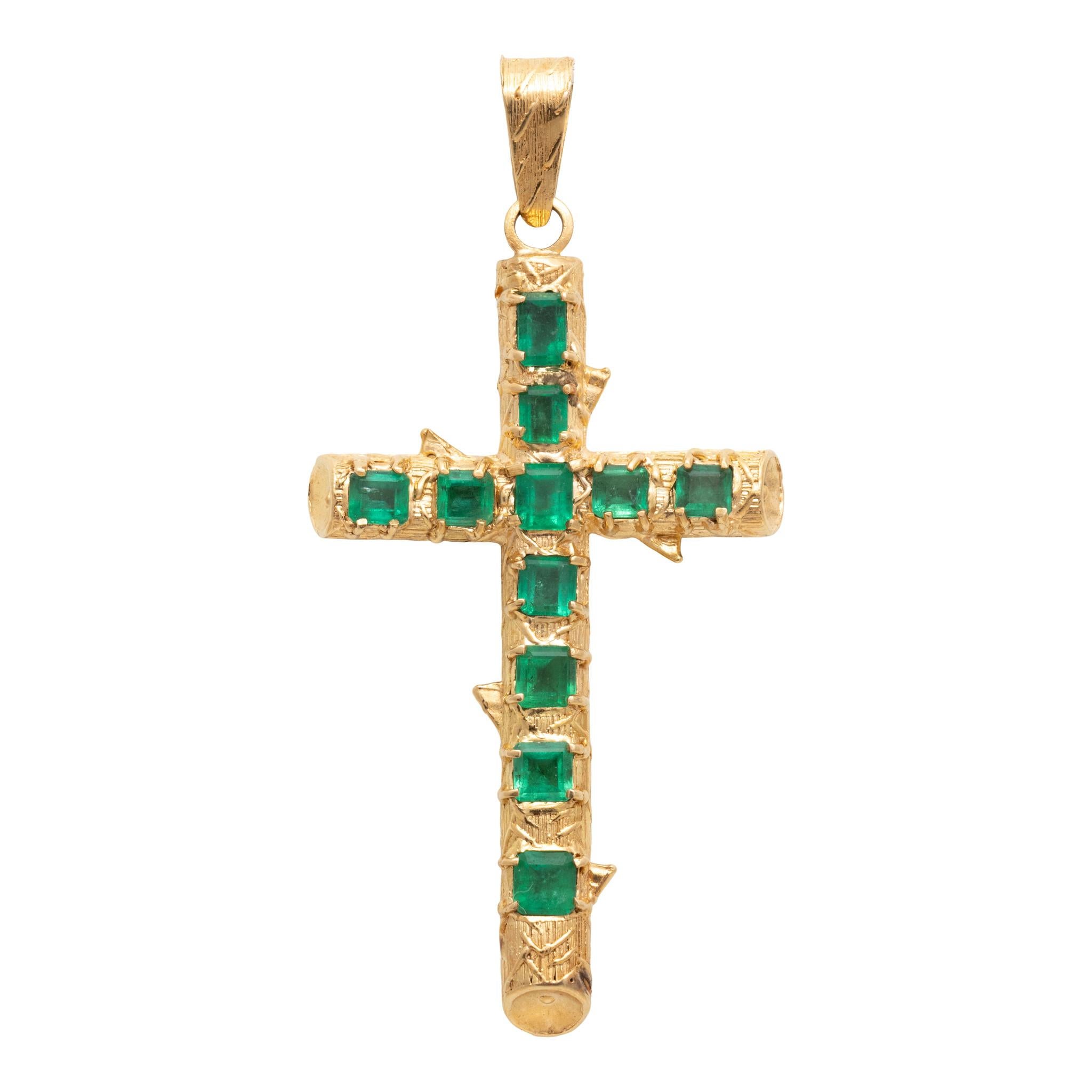Ciondolo a forma di croce in oro giallo 18K e smeraldo In condizioni buone in vendita a Coeur d Alene, ID