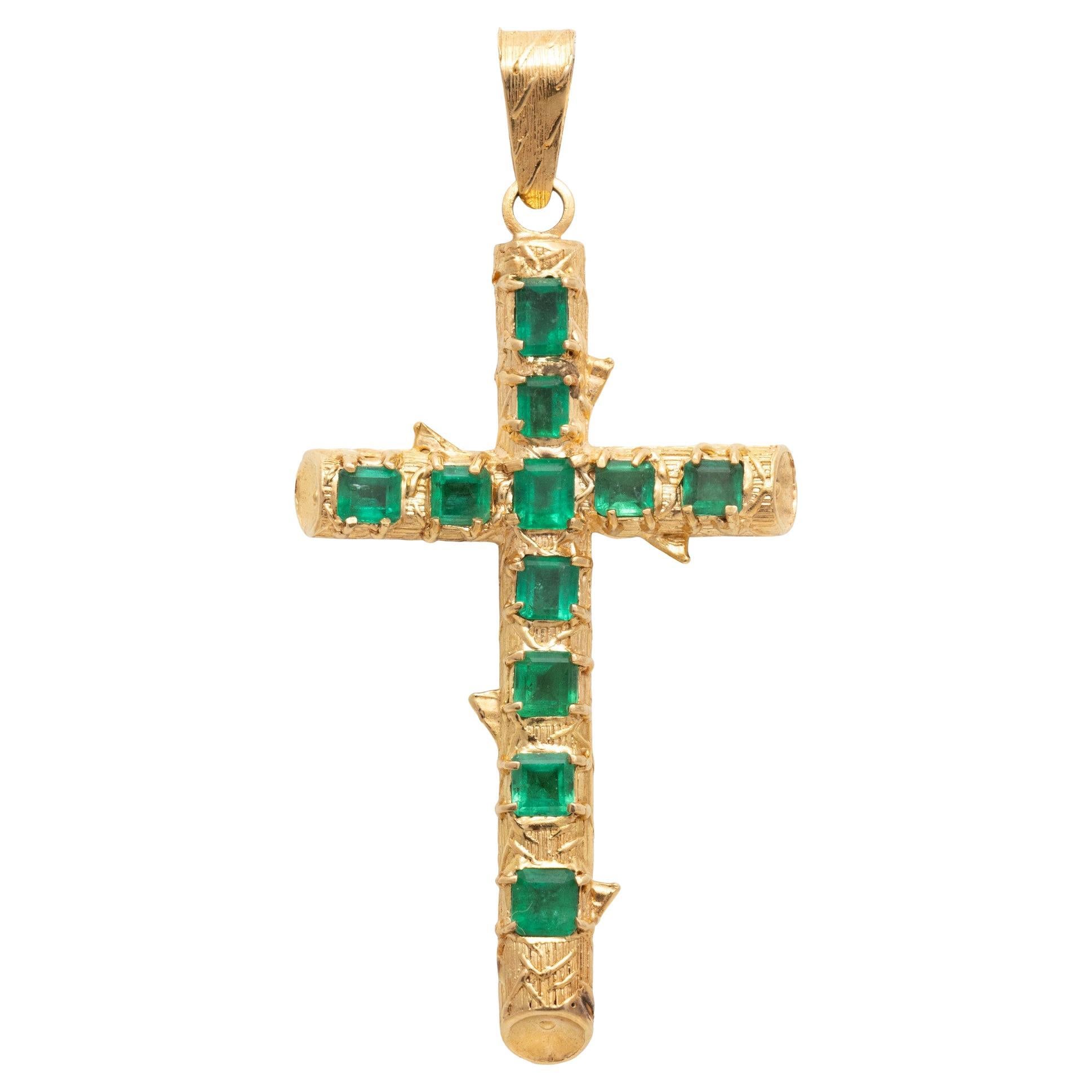 Ciondolo a forma di croce in oro giallo 18K e smeraldo