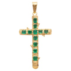 Ciondolo a forma di croce in oro giallo 18K e smeraldo
