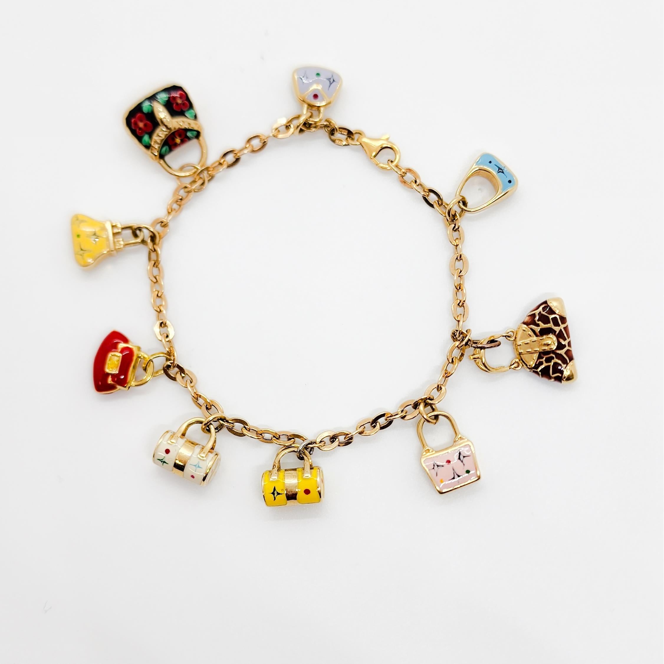 Schöne Handtasche Charme Armband handgefertigt in Emaille und 18k Gelbgold.  Die Länge beträgt 7,5