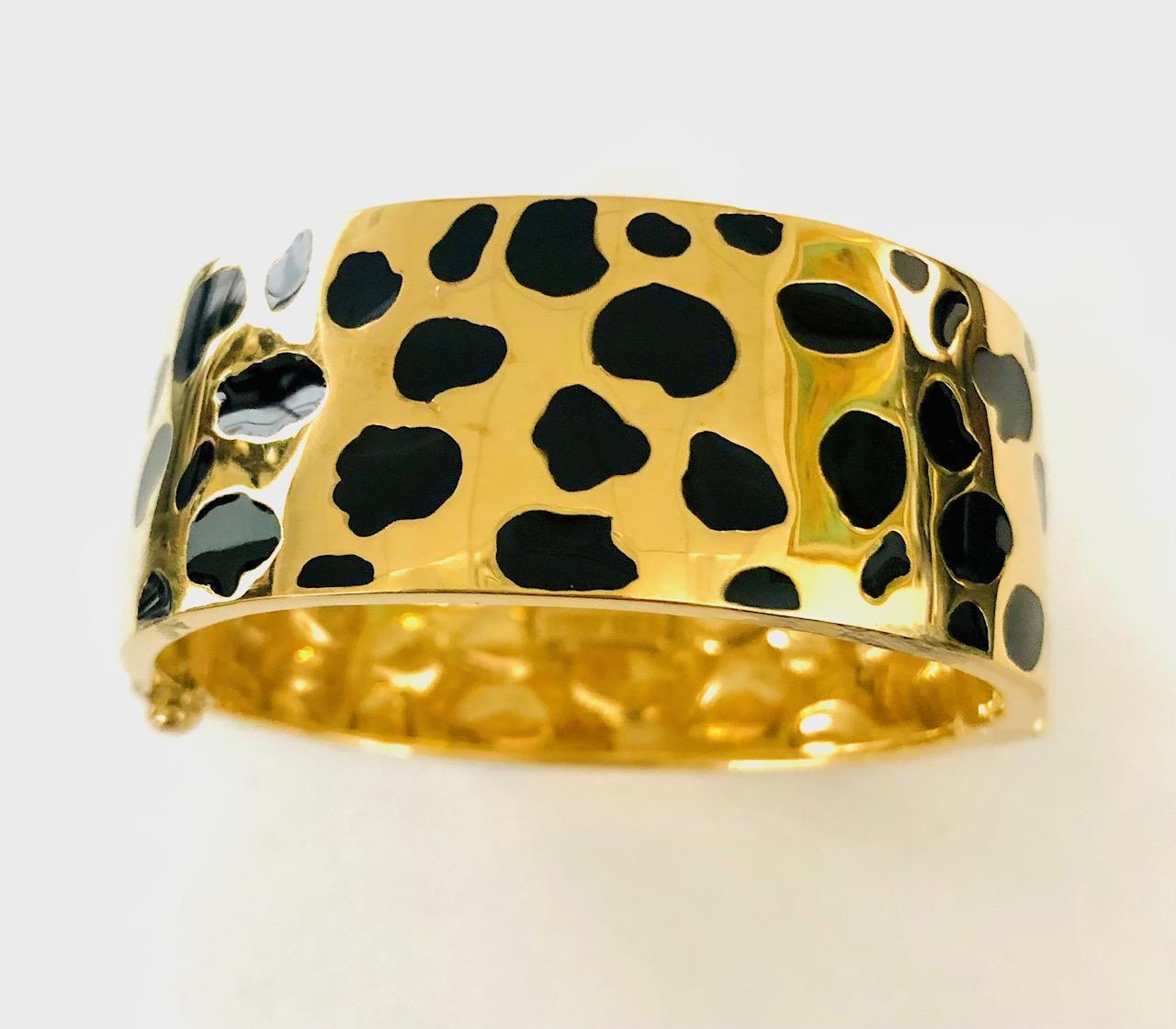 Our very fashionable Bangle Bracelet is ready to be worn together with today's 