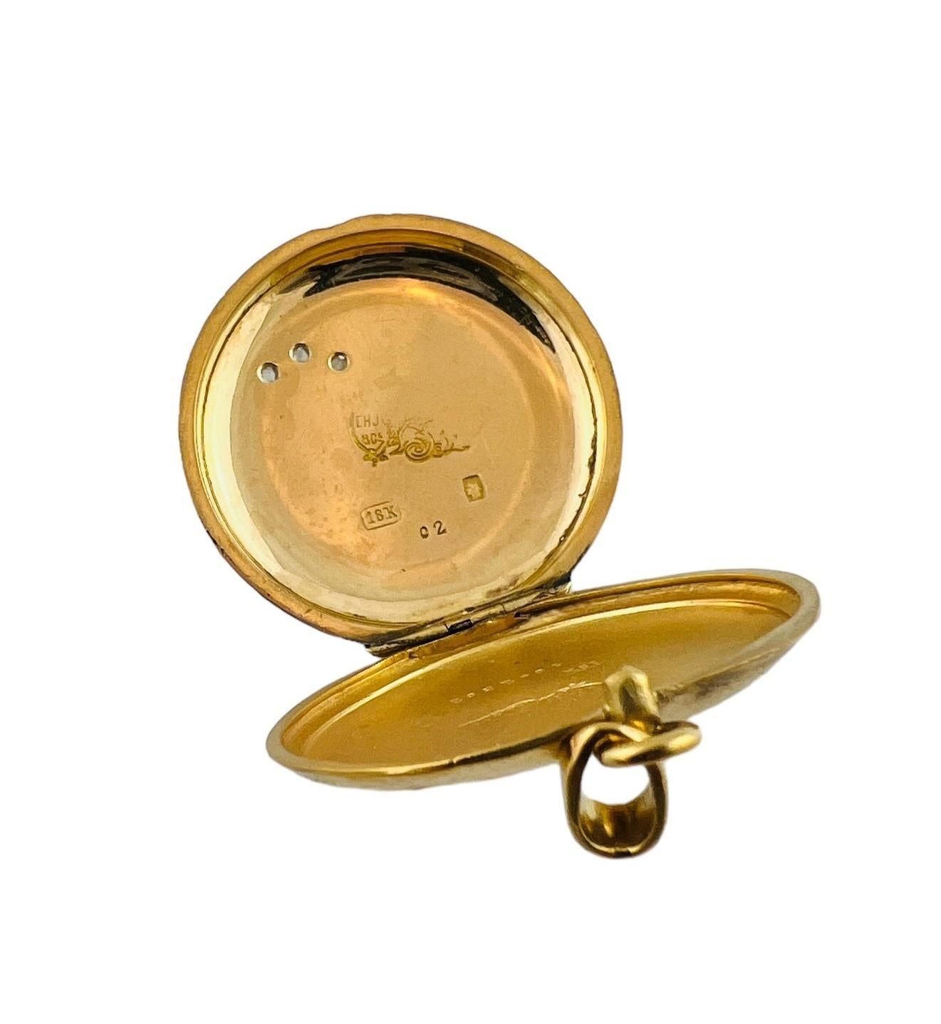 18K Yellow Gold and Enamel Round Locket with Floral Design #16549 In Good Condition For Sale In Washington Depot, CT