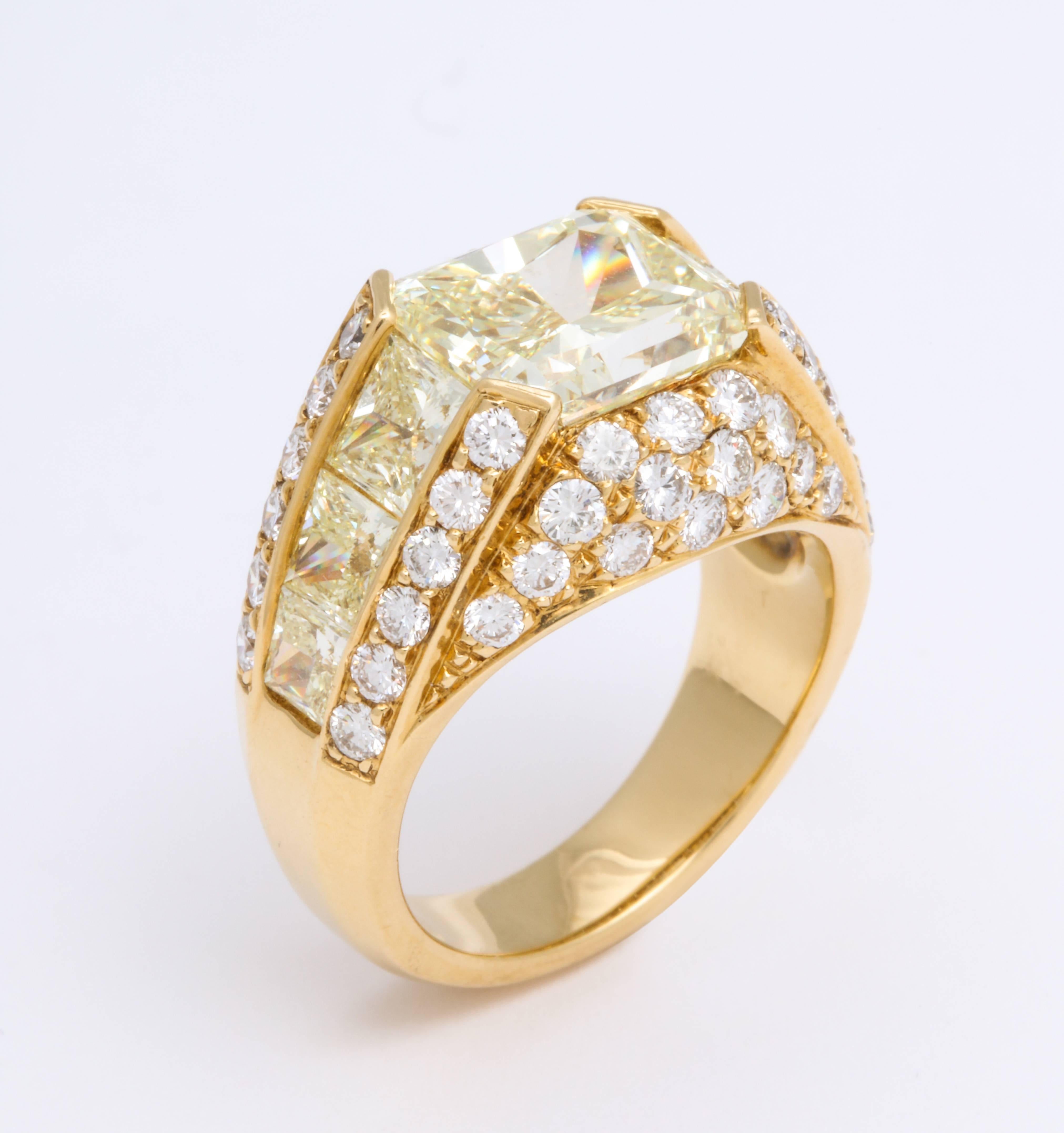 18 Karat Yellow Gold and Fancy Color Diamond Cocktail Ring In New Condition For Sale In New York, NY