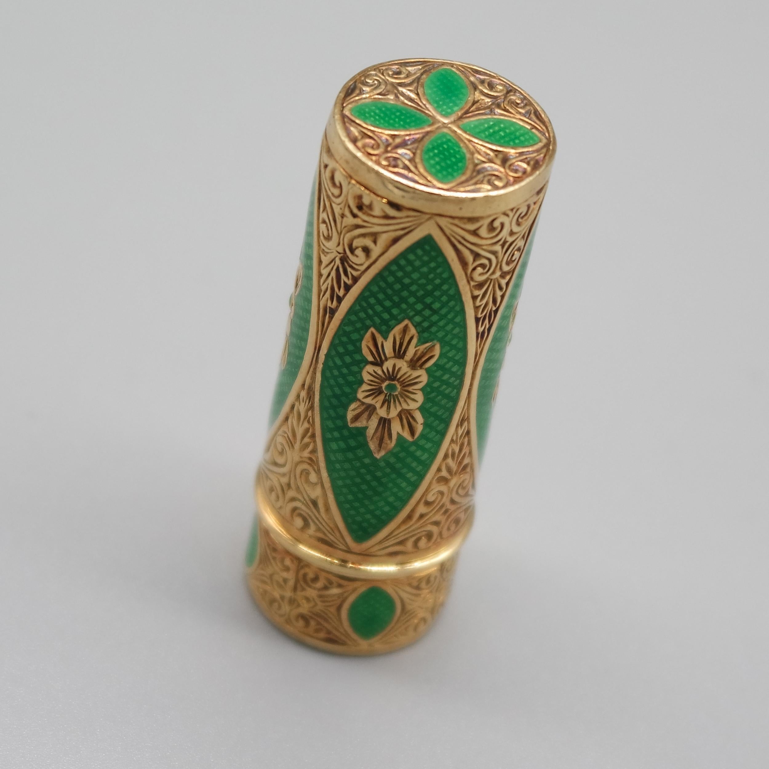 An original Italian  handcraft piece from the mid 20th century, made in 18Kt yellow gold with beautiful carved motifs and deep green guilloché enamel.
This was certainly a nécessaire de voyage, as per its tiny dimensions and rounded shape. However,