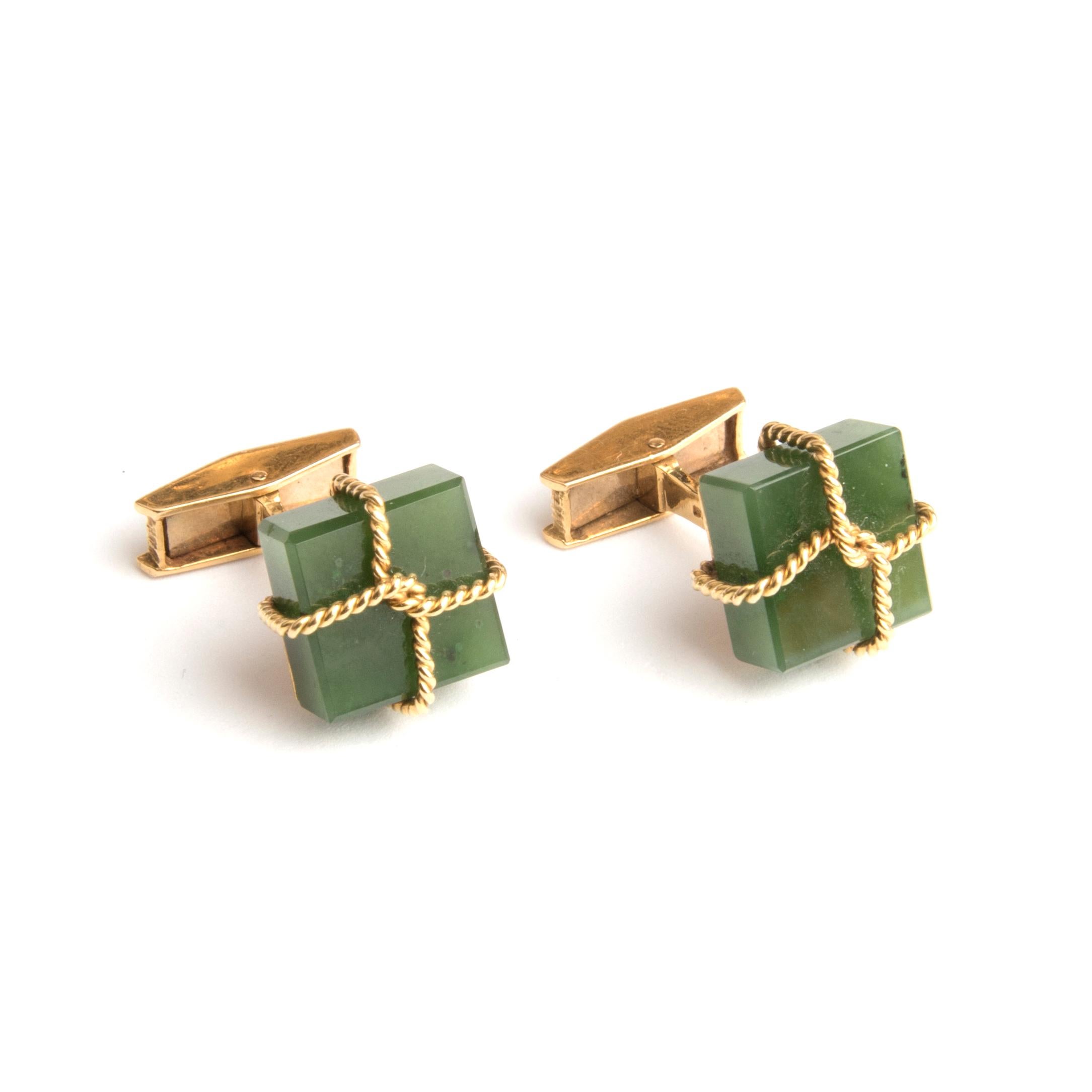 Pair of cufflinks by Alan Gard designed as packages, the square pieces of jade held by 18k Yellow Gold robe motive strings.
With the makers mark AMG for Alan Martin Gard and English hallmarks
Circa 1970
