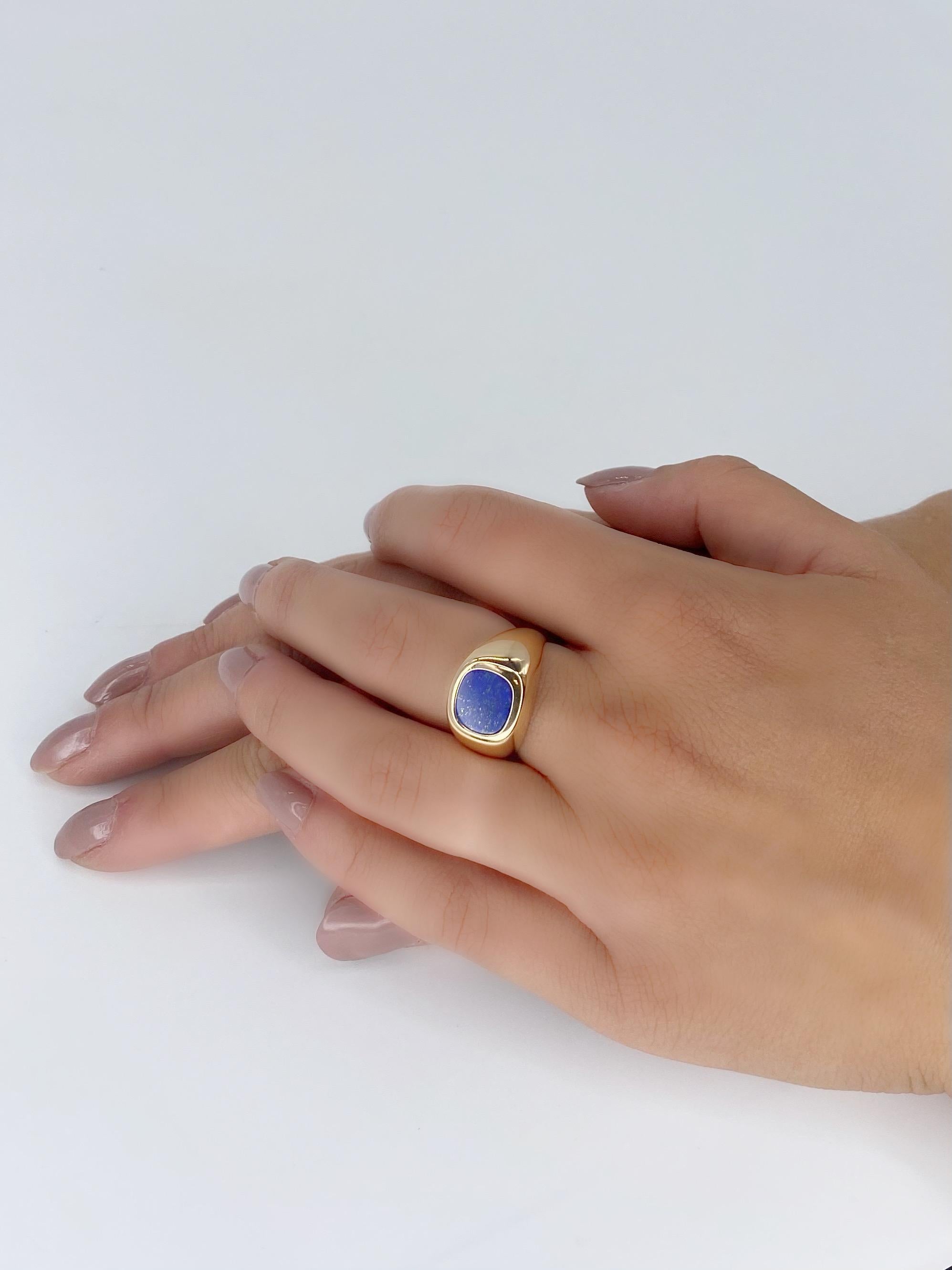 Ring Chevalière Yellow Gold 18 carats and Lapis Lazuli

Ring style signet ring with a lapis lazulis cushion cut. Lapis Lazulis plate that can be engraved

Lapis Lazulis width : 0,85 cm 
Lapis Lazulis length: 0.9 cm 
Size: 53 FR, 6,5 US , M UK